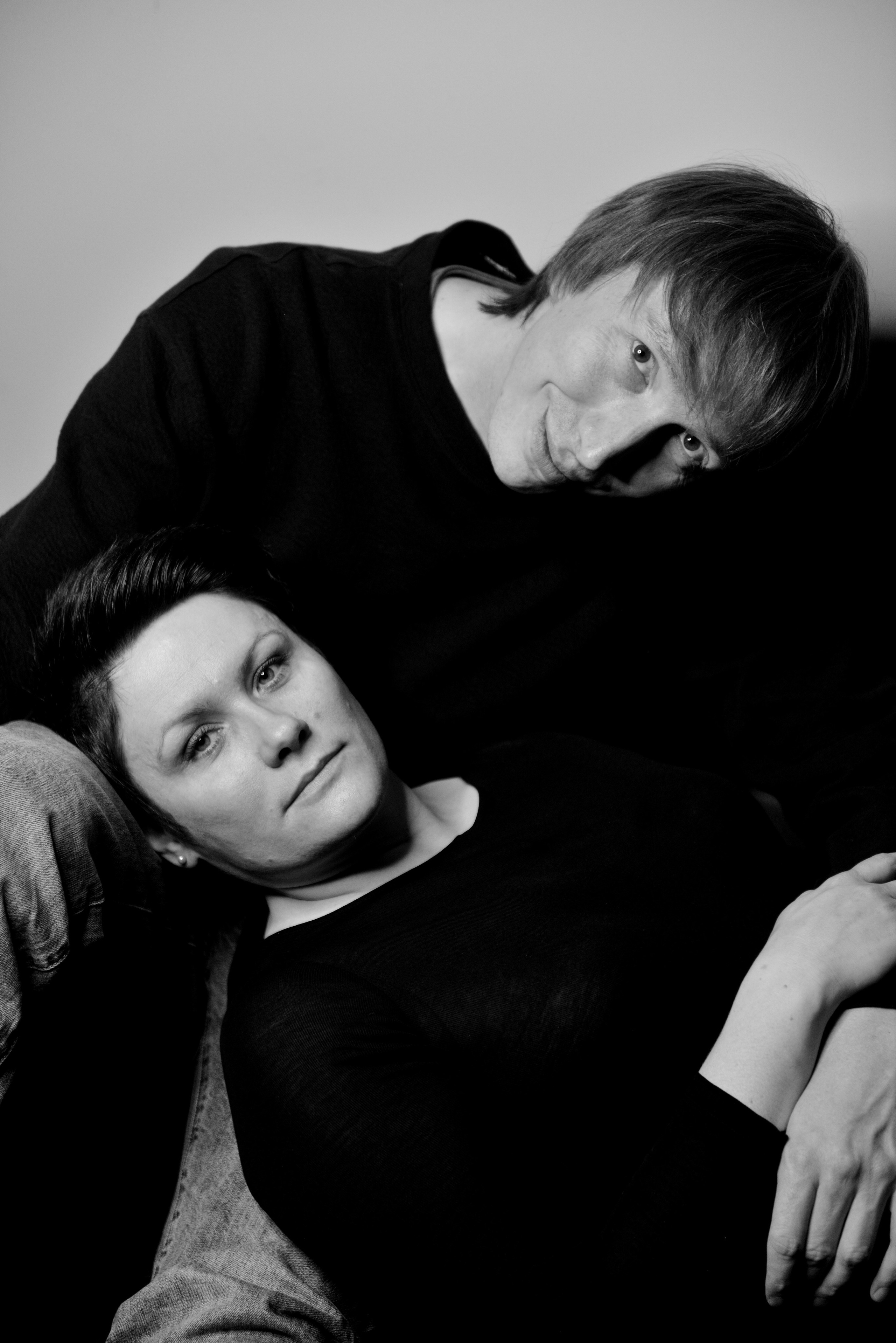 Женщина красиво позирует на фотографии с мужчиной. Идеи для съемки мужчины и женщины в студии.