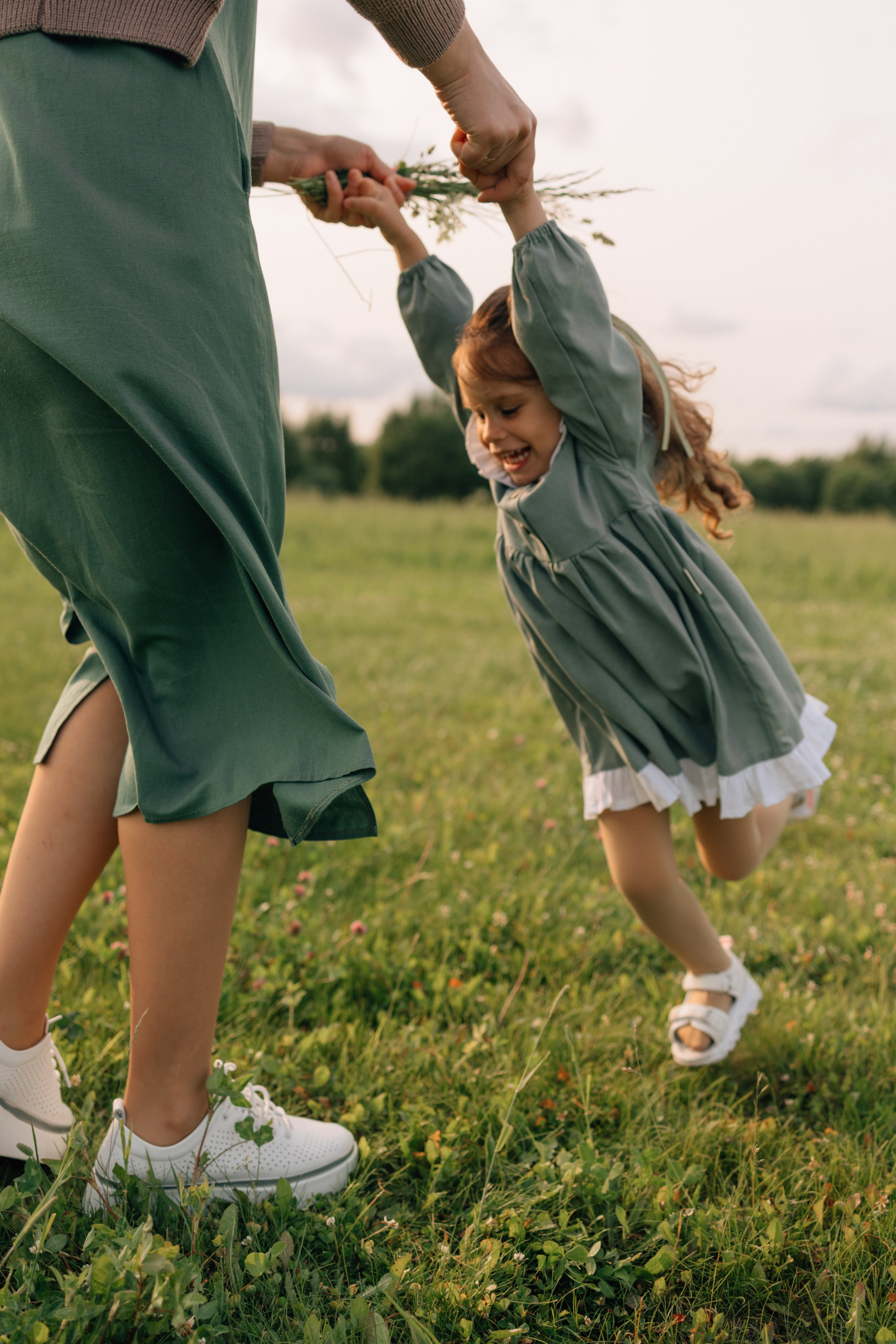 Анна, Марчелло, Настенька и Влада в поле. Фотограф Москва Светлана Кирюшина