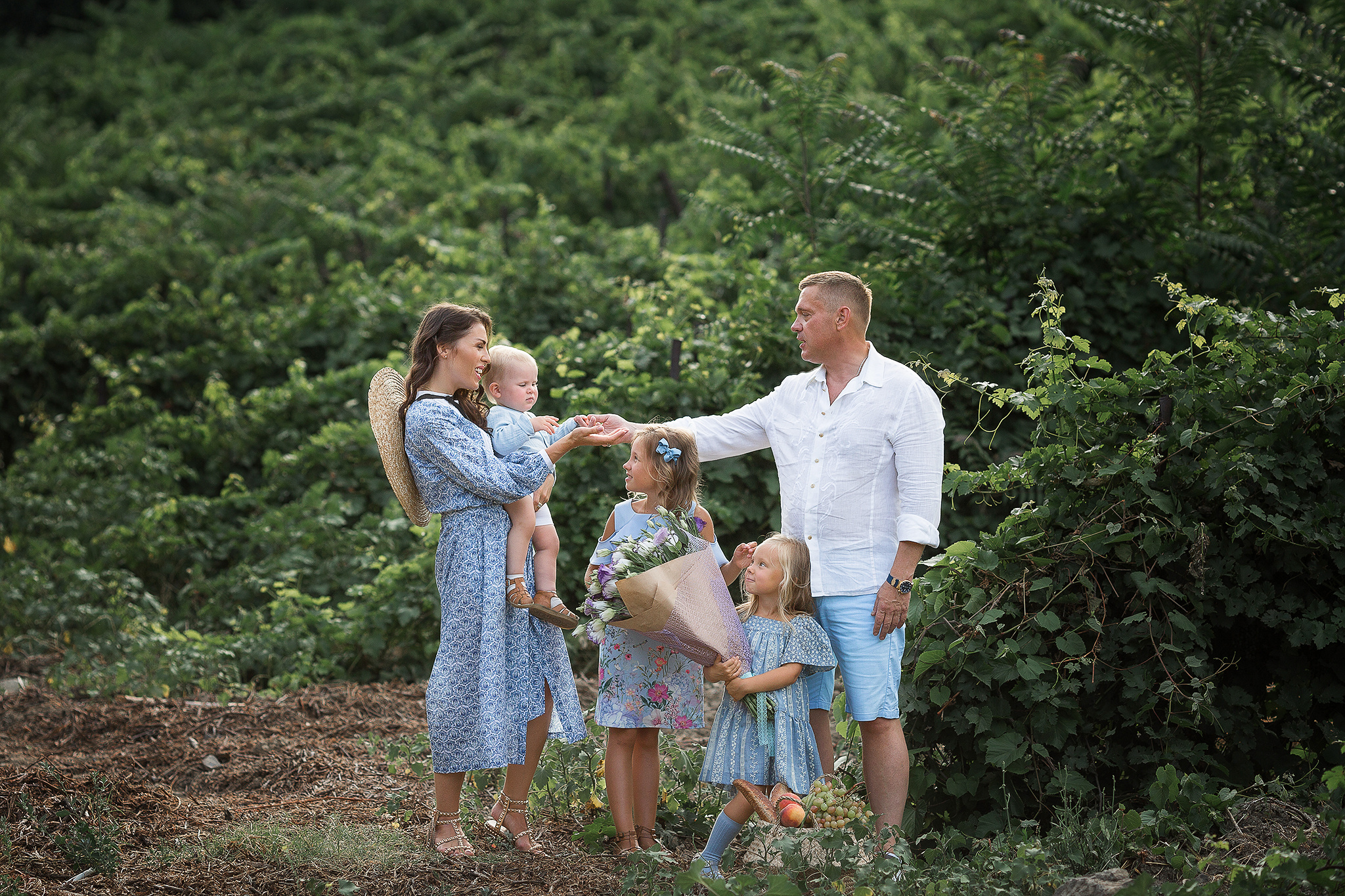 Семейная фотосессия в виноградниках Ялты, Крым. Семейный фотограф в Москве Марина Петра
