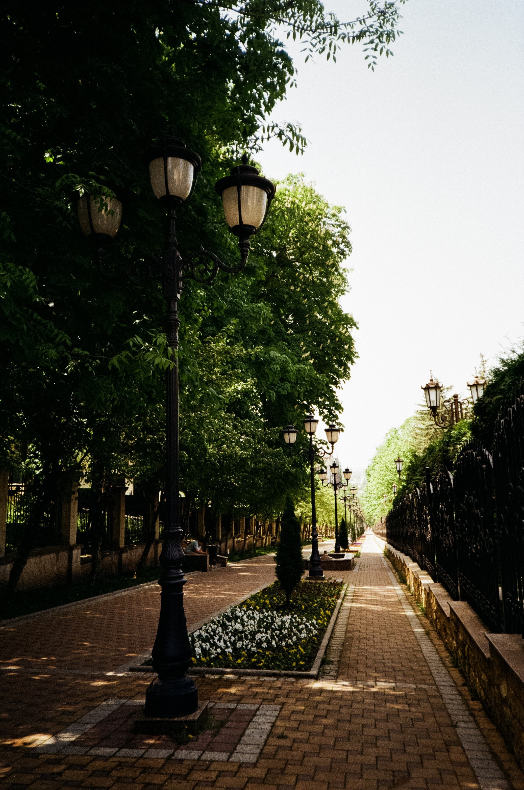 Дворик на Гагарина и Нарзанная галерея. Аллеи Кисловодска. Фотограф-документалист Мария Осокина