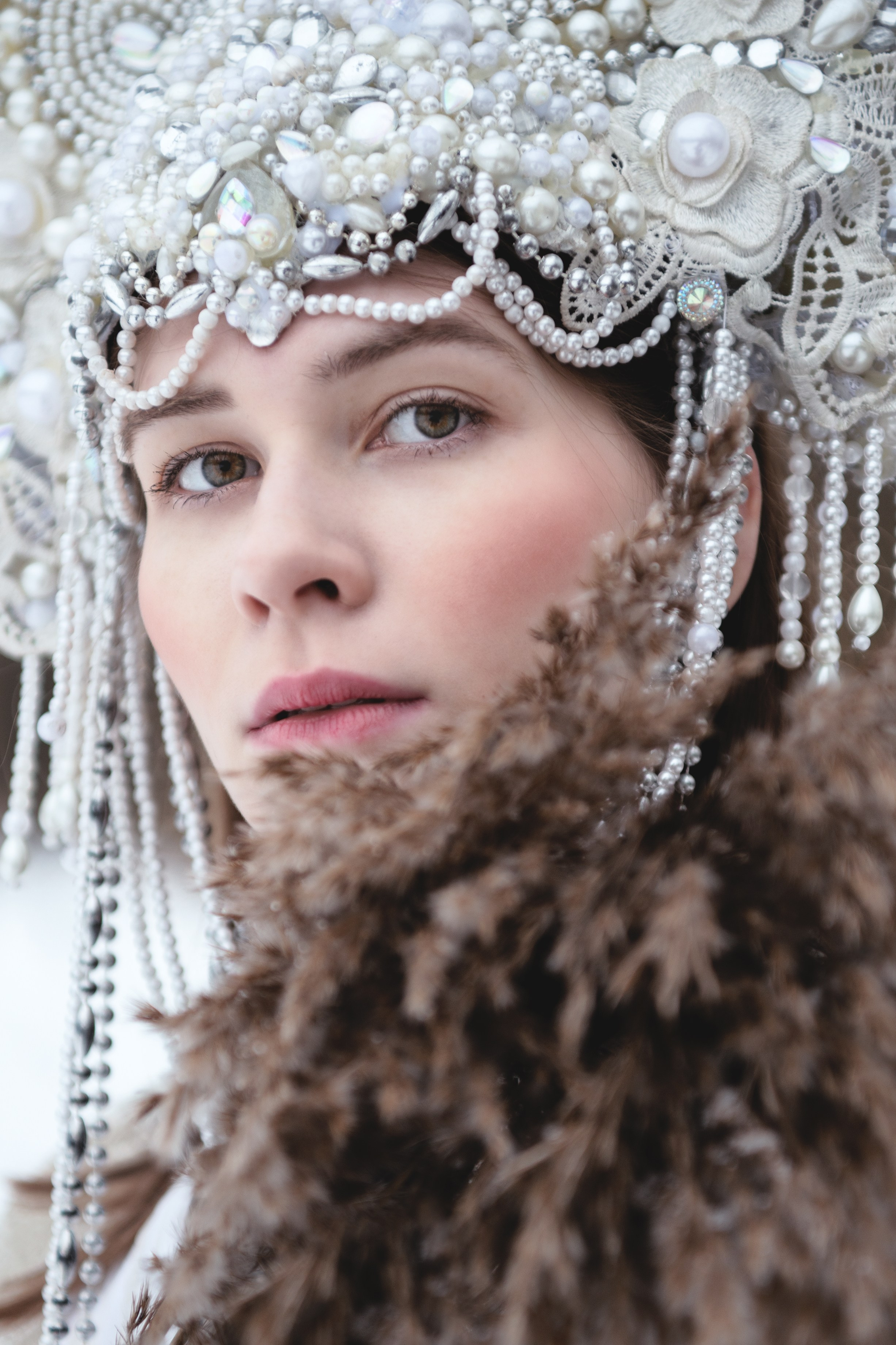 Девушка с колосьями в русском-народном костюме  зимой на масленицу 