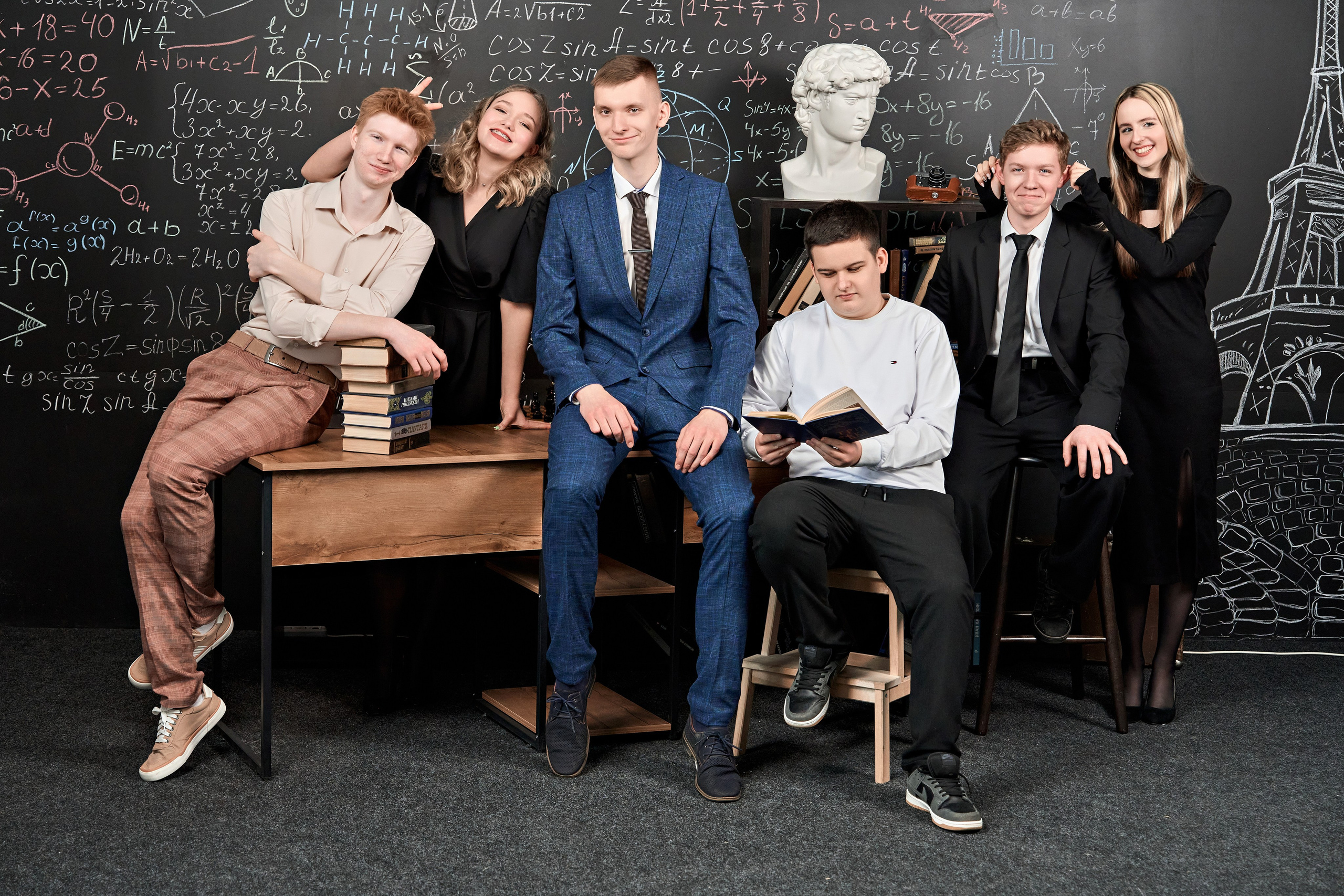 Выпускные альбомы для 9-11 классов. Фотосъёмка в студии. Калуга. Фотограф Меняйло Евгений. Свадьба. Портрет. Репортаж. Семья. Контент