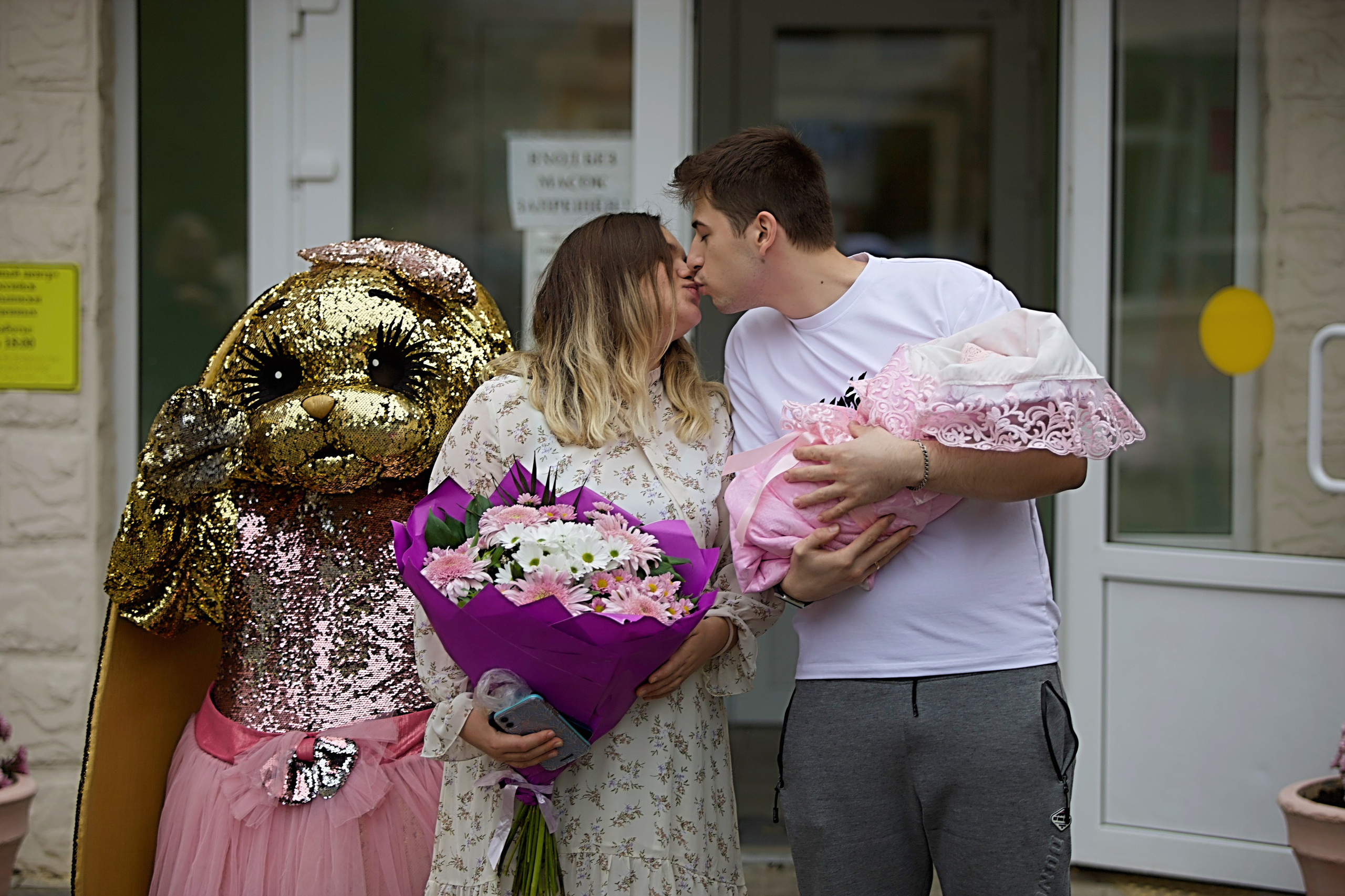 Выписка Аня и Давид. Репортажный фотограф Анапа