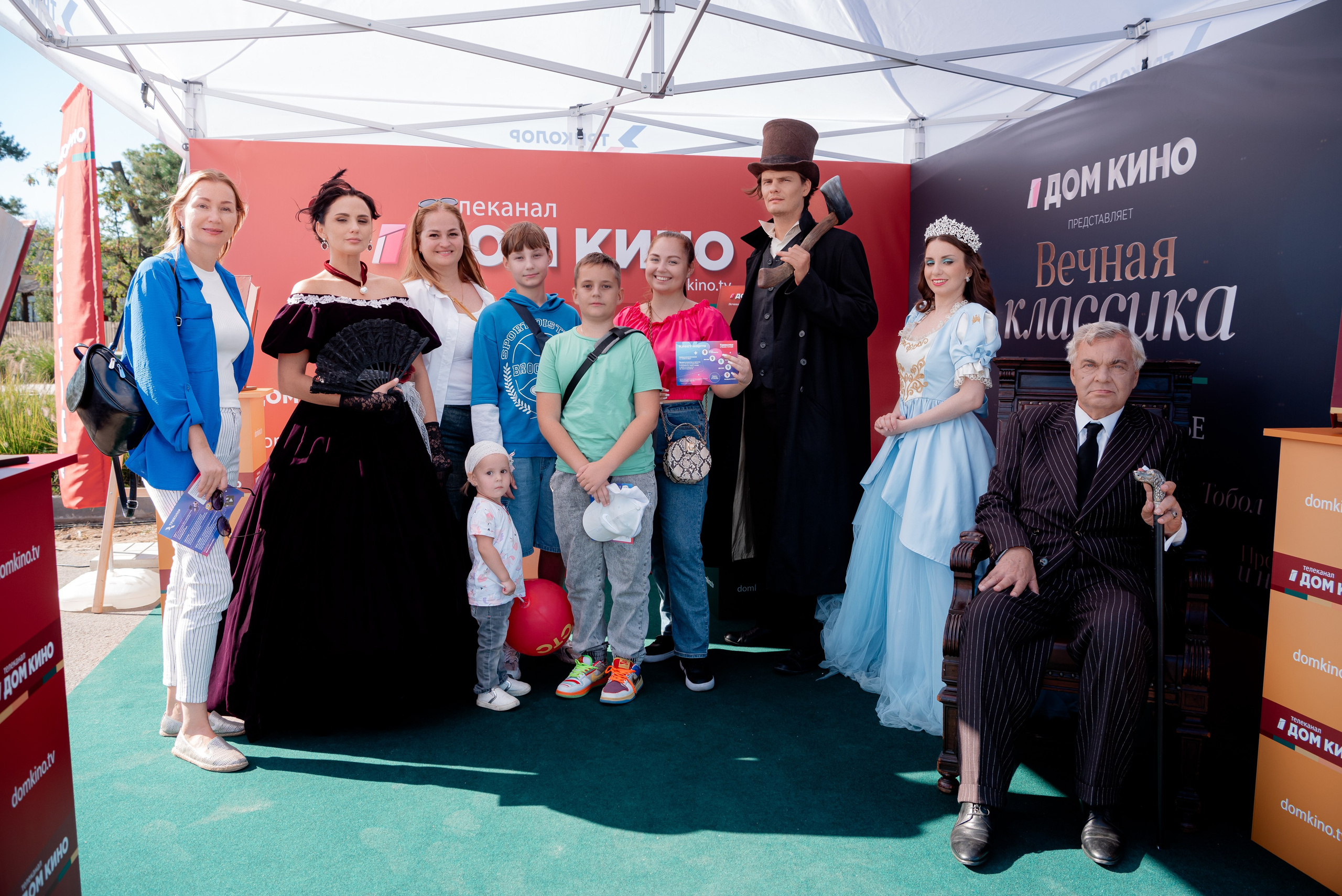 Портретные фото с артистами в палатке Триколор Дом Кинов на день города Волгоград. Фотограф в Волгограде и Волжском Александр Горбань