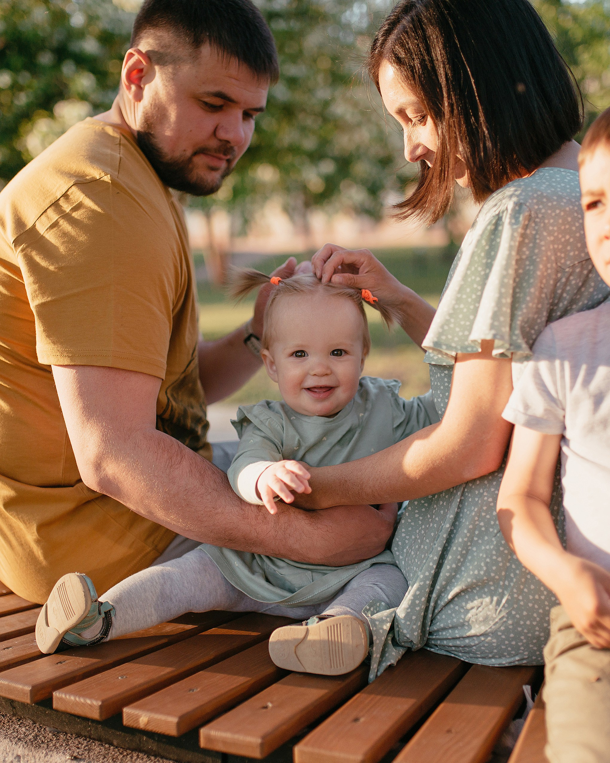 Семейная фотосессия на набережной. Семейный фотограф Дарья Едапина Новосибирск. Фотограф Дарья Едапина Новосибирск