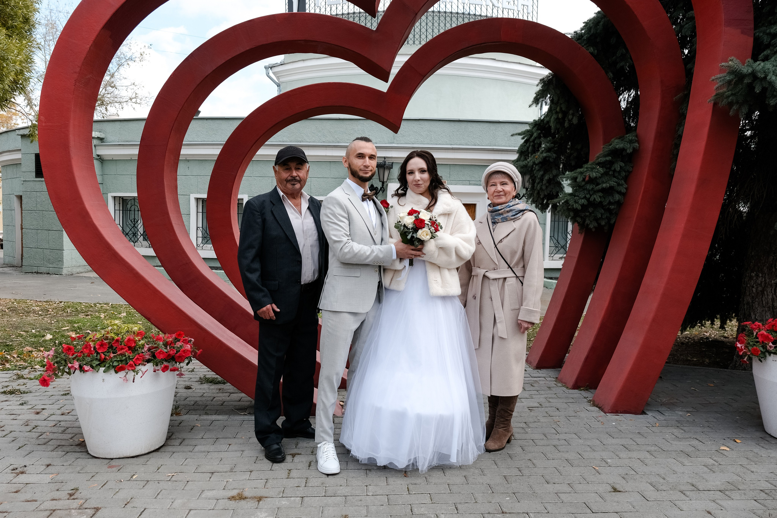Азат и Дарья_прогулка с ретро-автомобилями. Свадебный фотограф в Челябинске Сырчикова Наталья