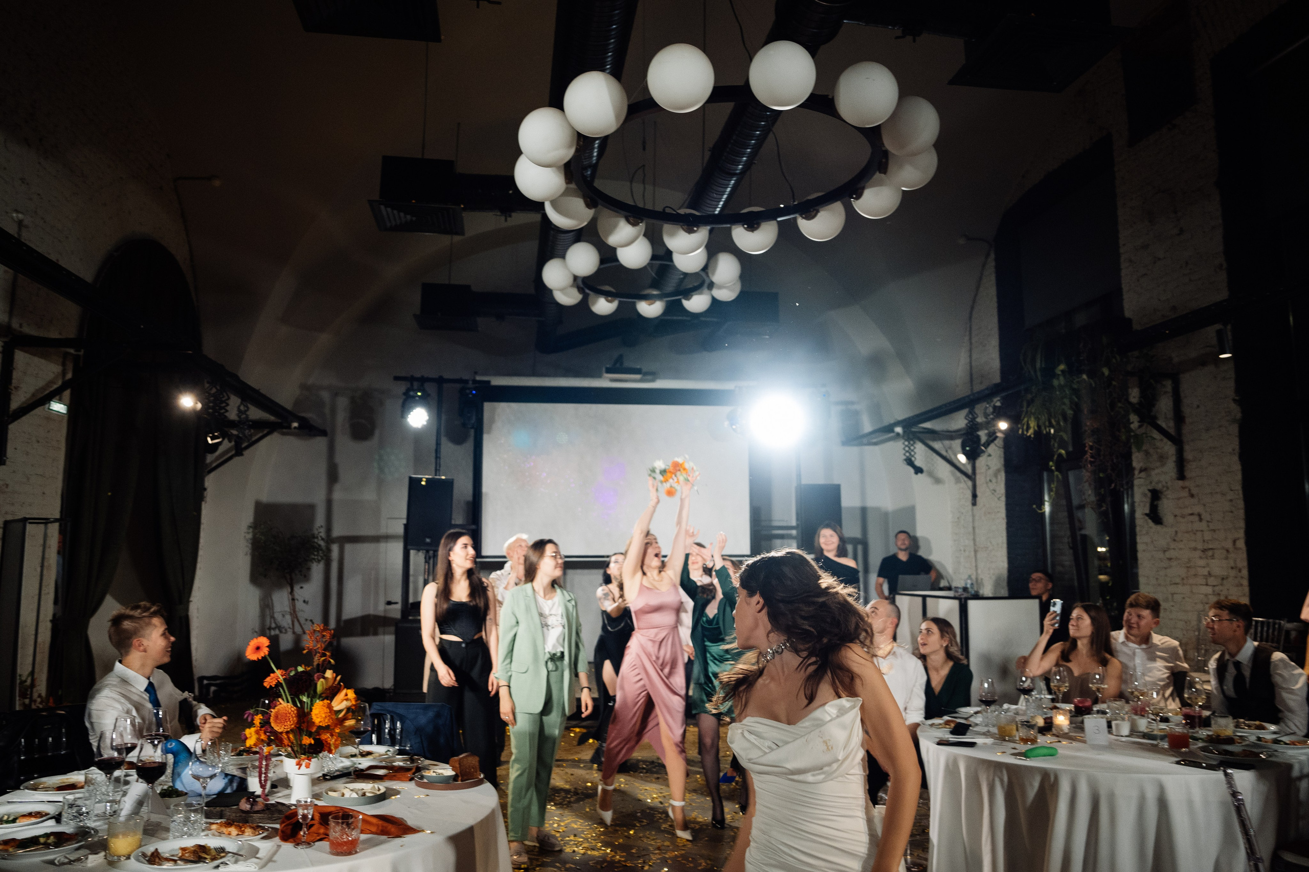 Оранжевая свадьба в гребешках. Свадебный фотограф организатор в Санкт-Петербурге Ассоль Опарина