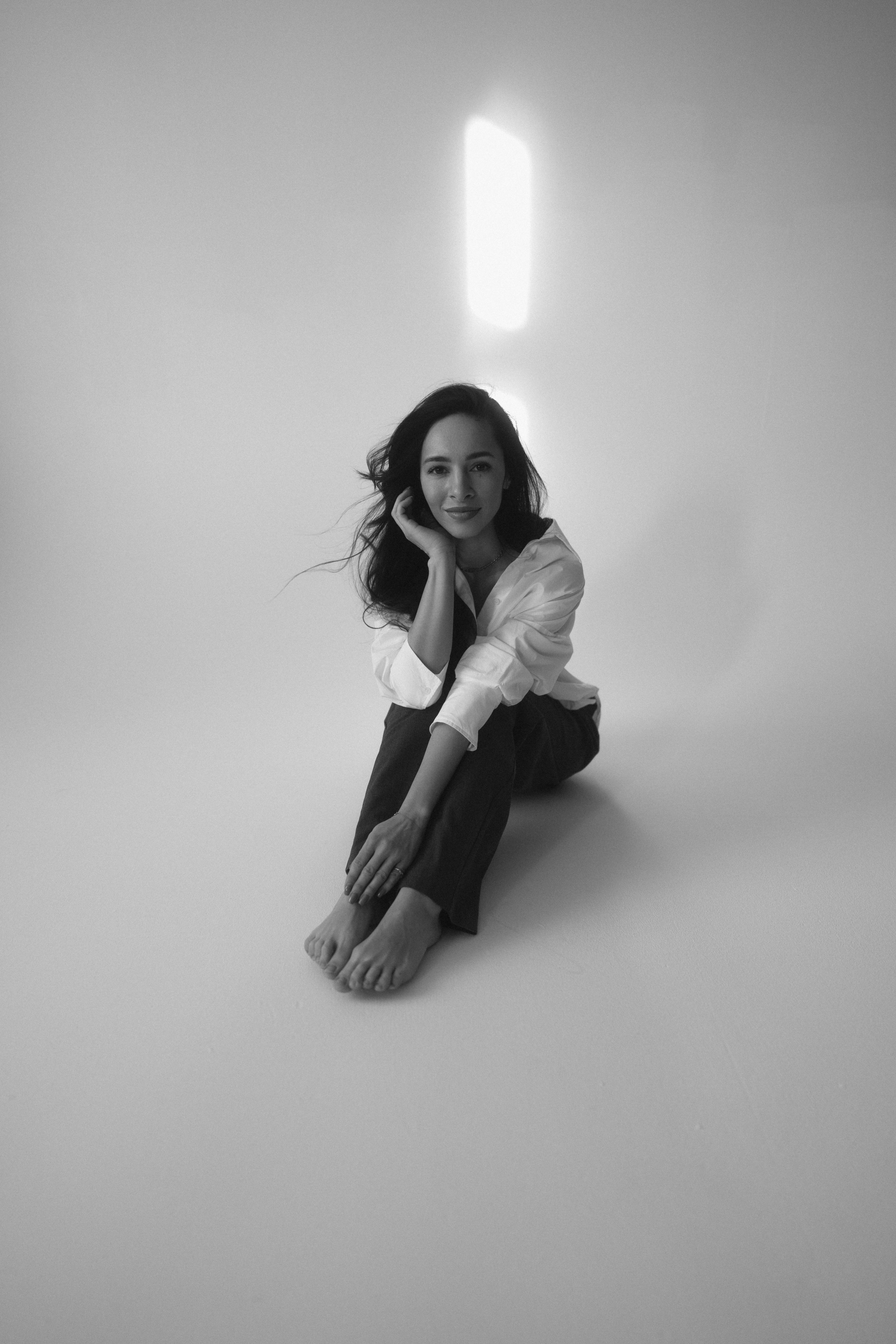 Женская портретная чб фотосессия в студии на циклораме в Казани