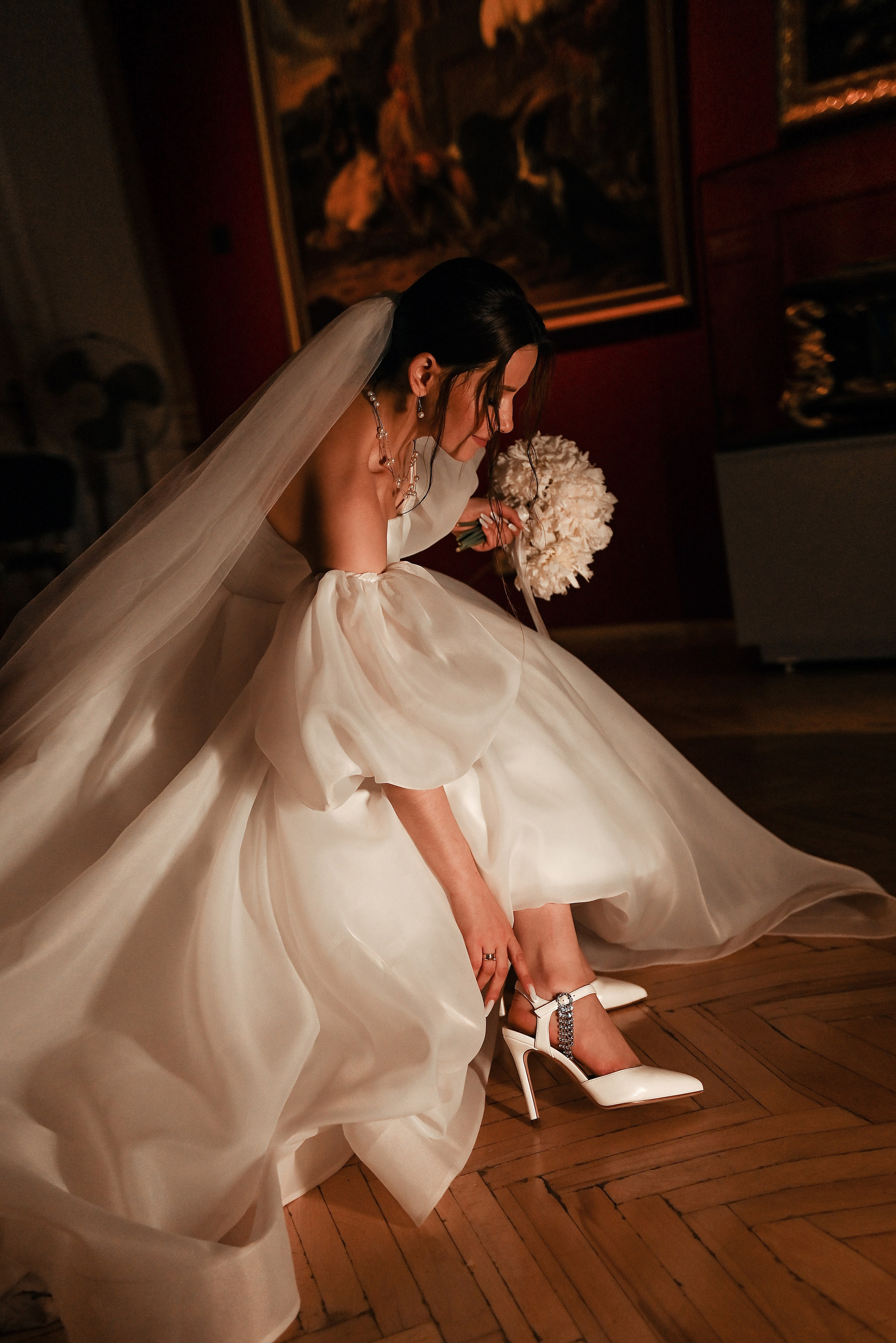 Небольшая свадебная серия в музее и прогулкой под дождем Эльмиры и Ризата. Свадебный, семейный, детский, контент фотограф в Омске Максим Ильин