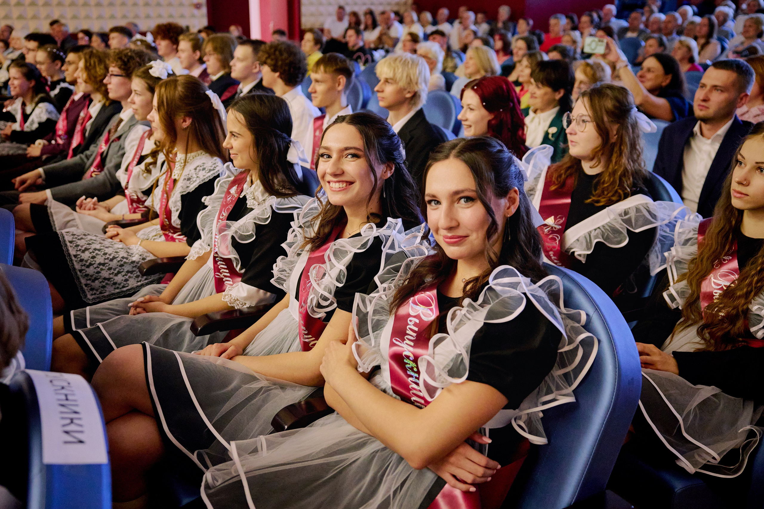 Последний звонок. Гимназия. Фотограф Люся Воробьева