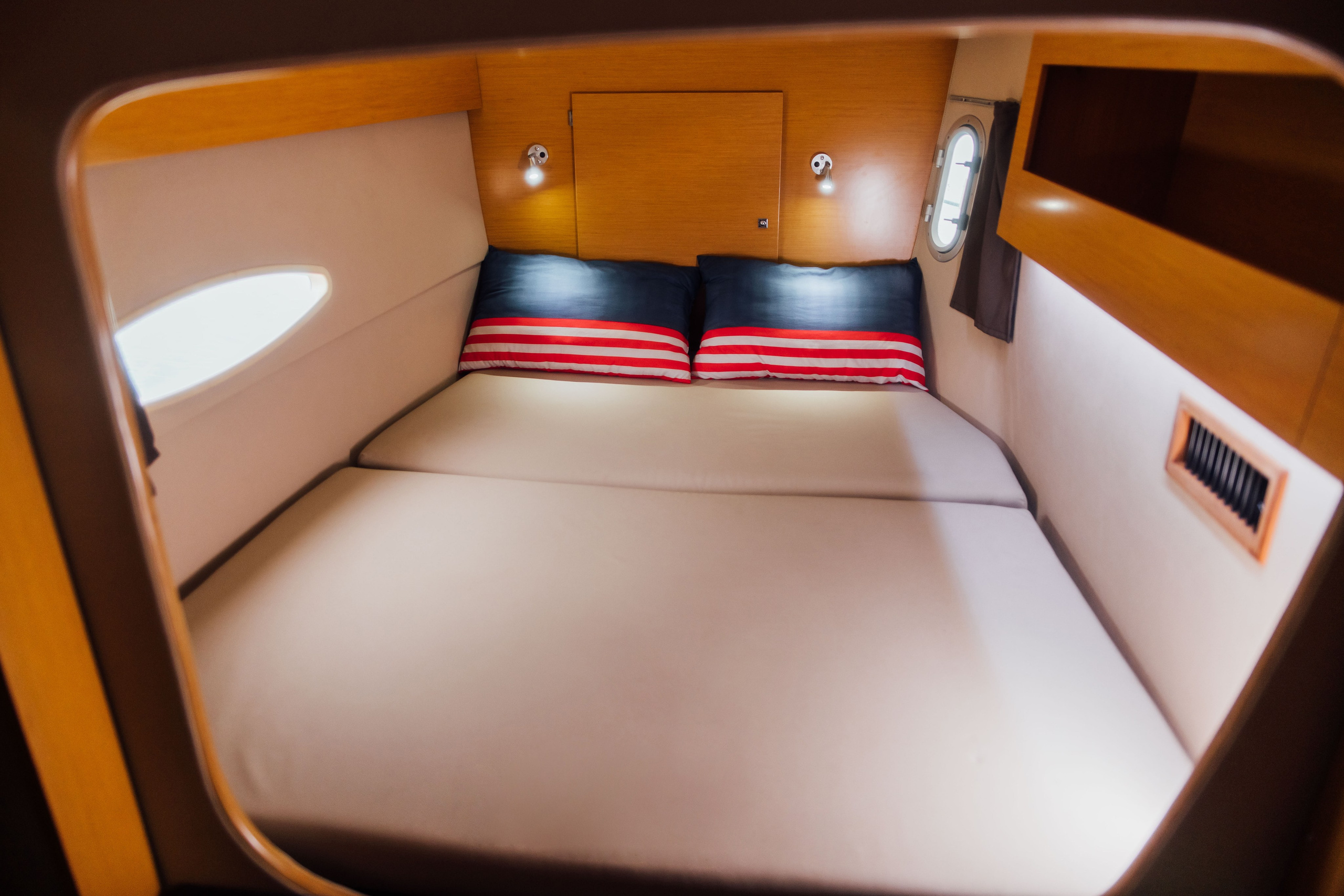 Интерьер Парусной яхты. Фотограф и Видеограф Анапа, Новороссийск, Краснодар. Алина и Женя