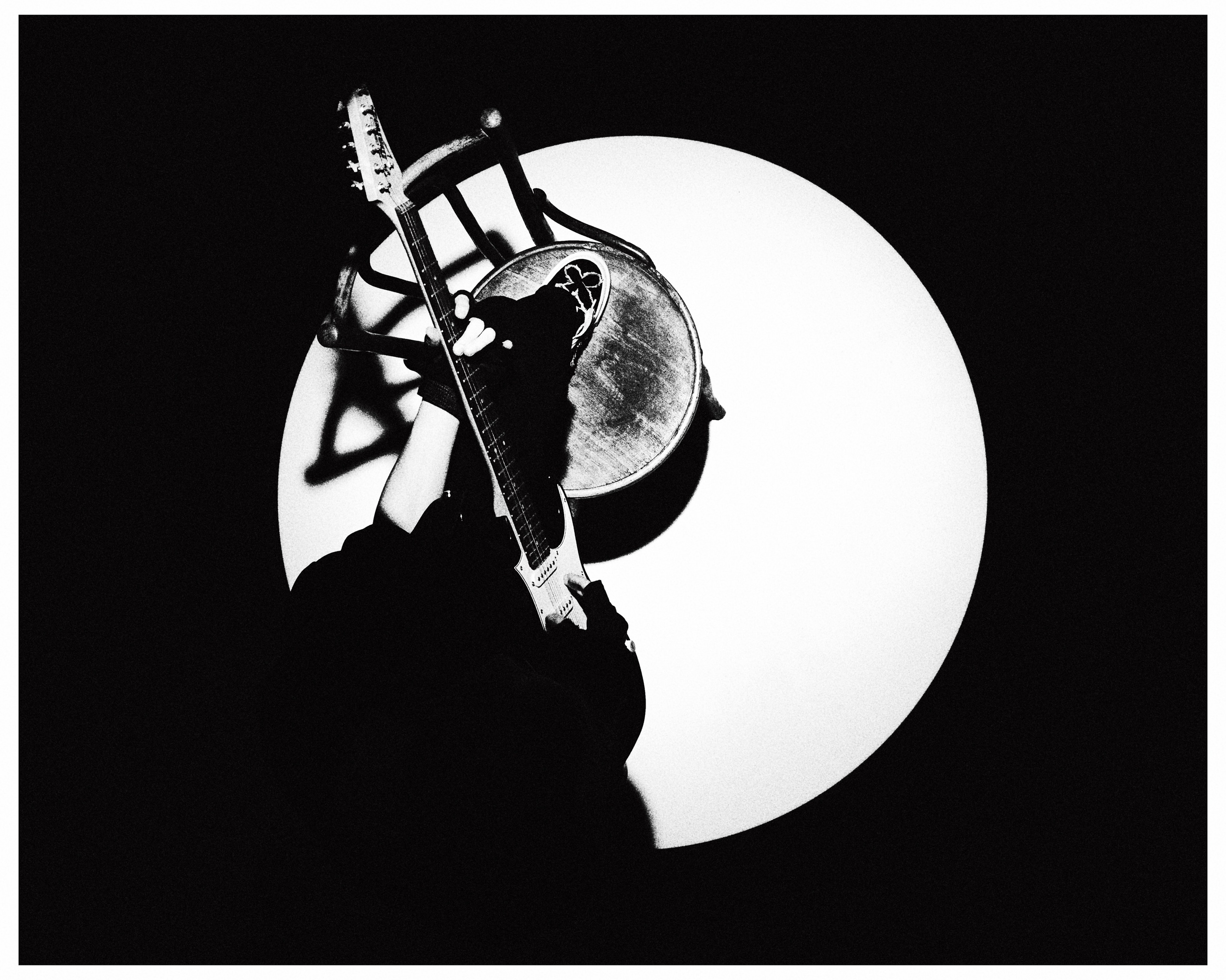 Сьемка на обложку музыкального альбома. Фэшн-фотография и портреты в Владивостоке. Превращаю съёмку в повествование — создаю образы с сюжетом, которые остаются в памяти