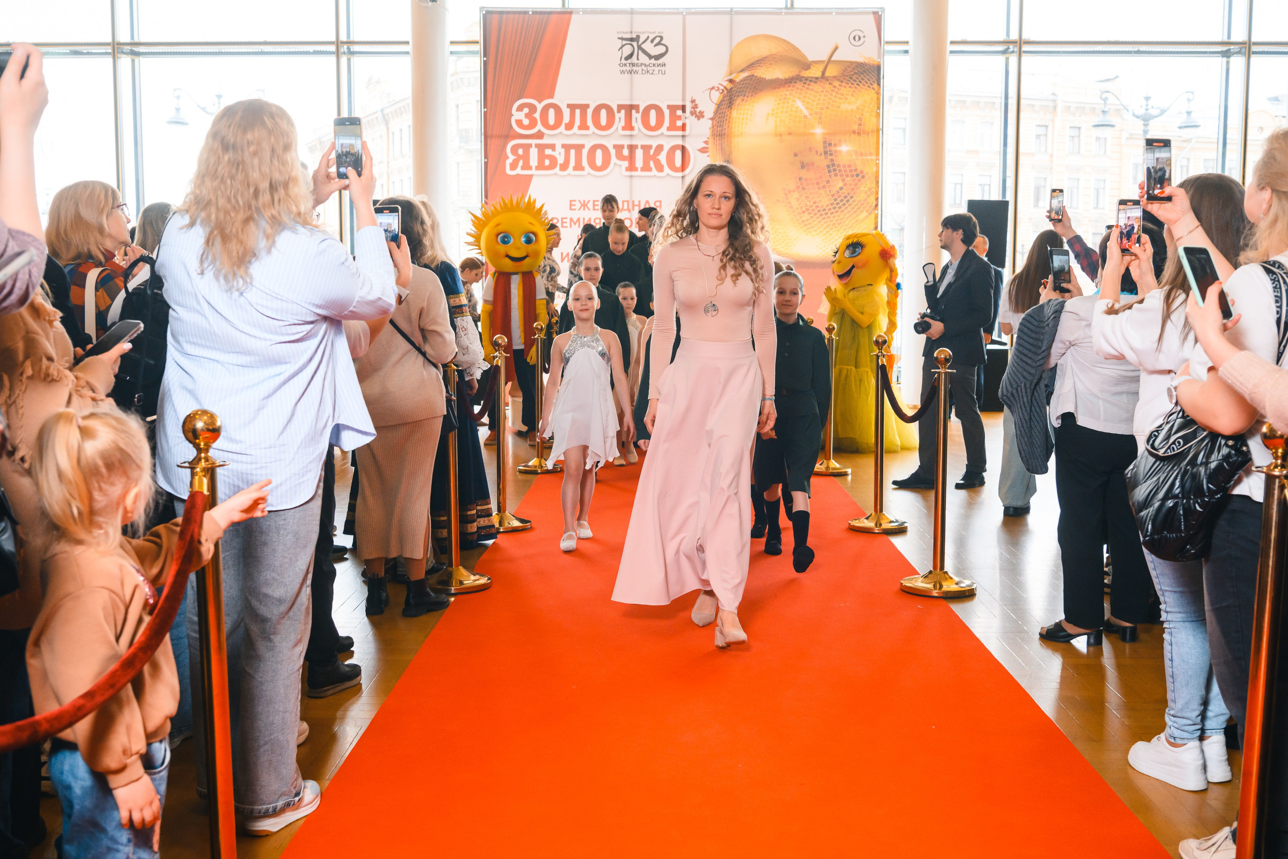 23 апреля, красная дорожка, БКЗ Октябрьский, г. Санкт-Петербург. Золотое яблочко