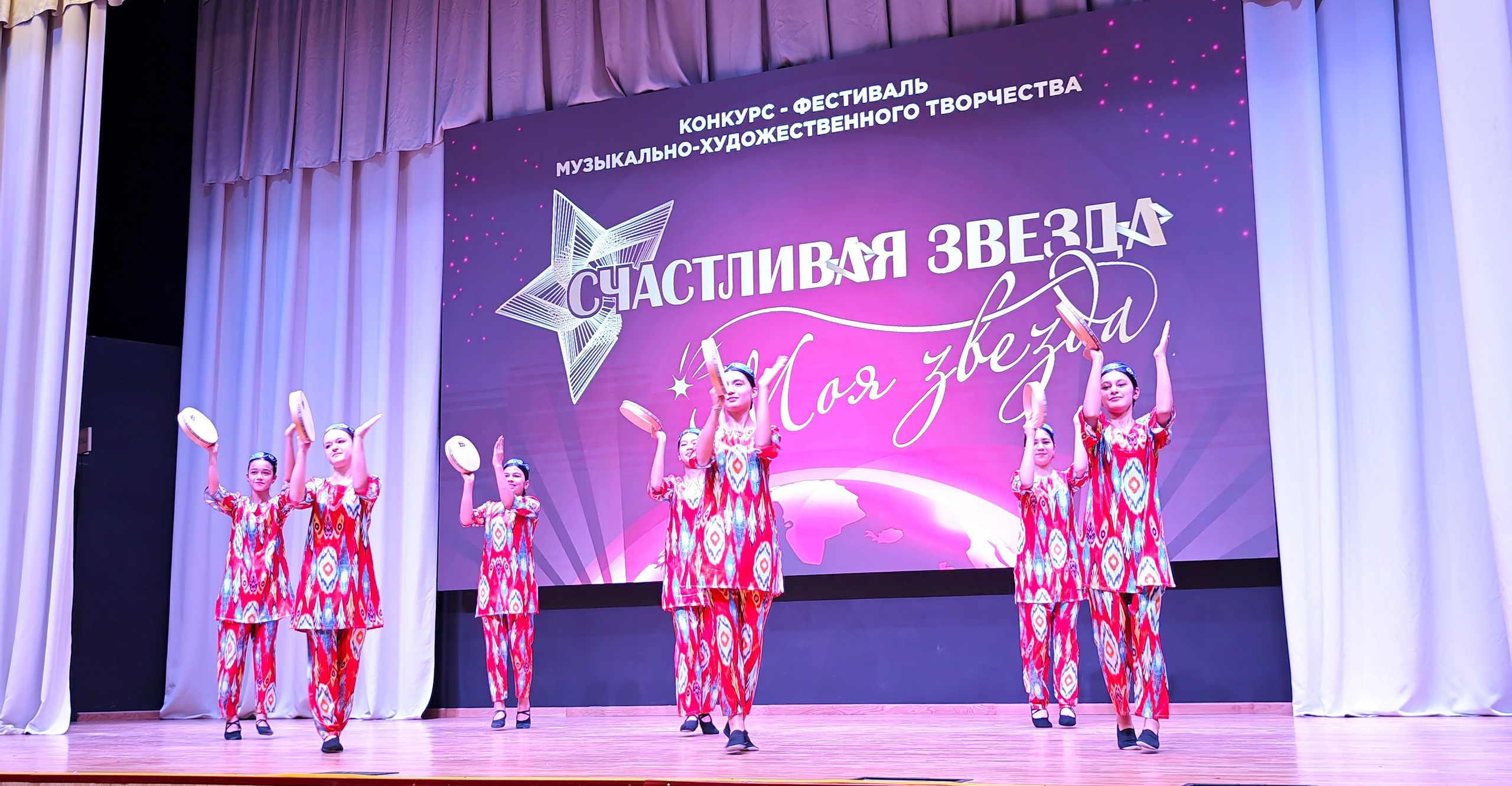 1 ноября 2025 г, г. Бохтар, Таджикистан. Золотое яблочко