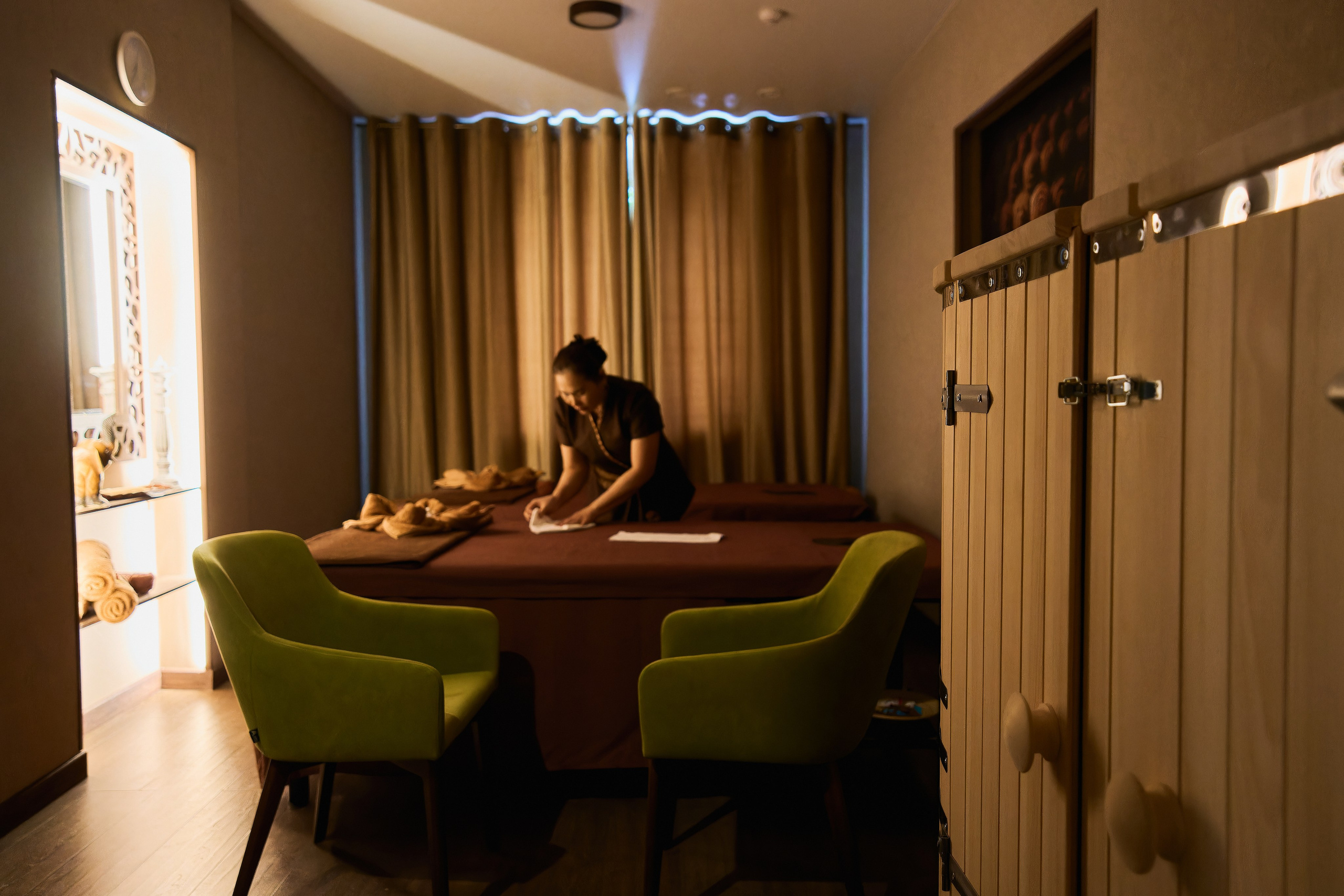 Тайская массажистка в салоне