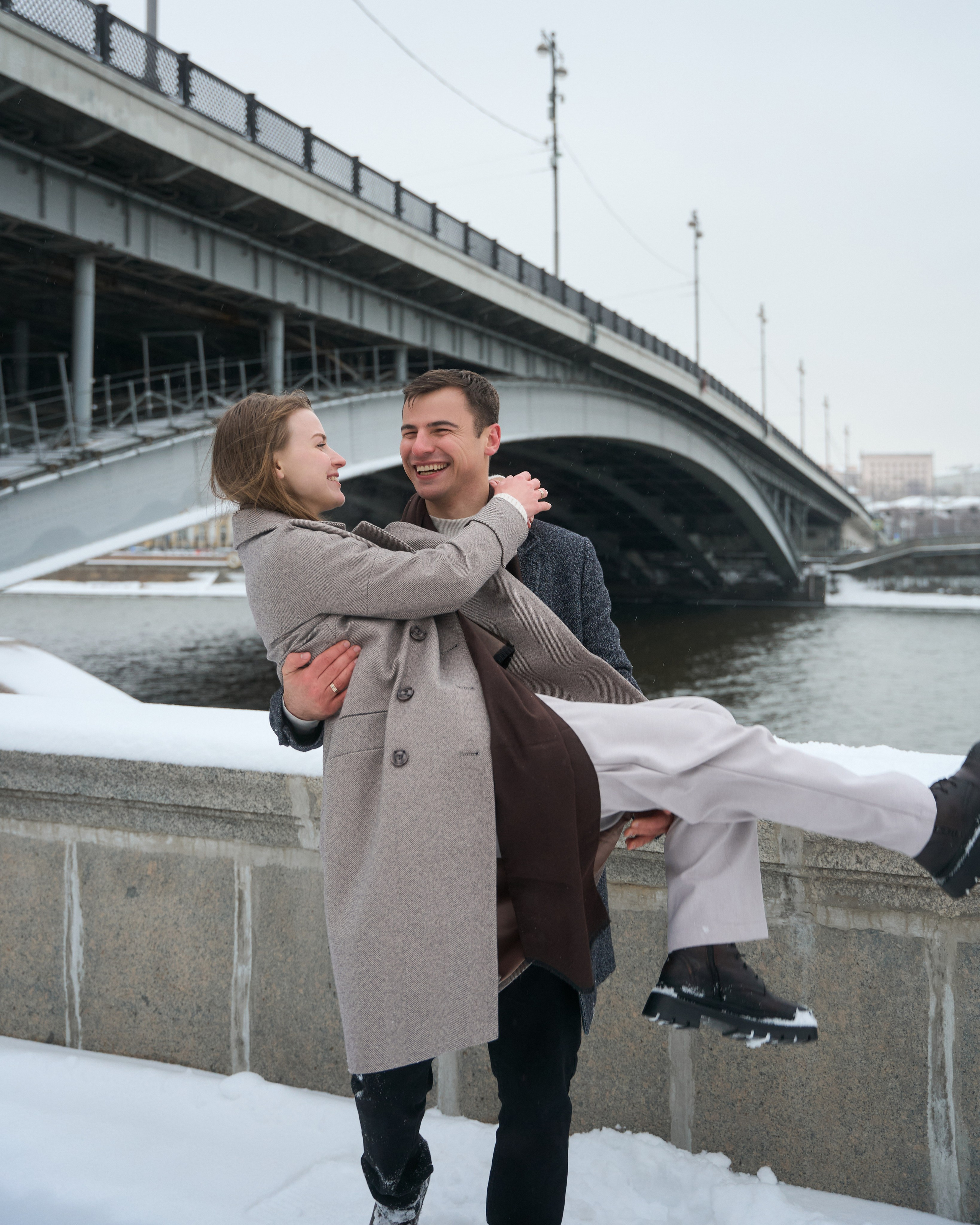 Любовь начинается с поцелуя. Minflo Photographer