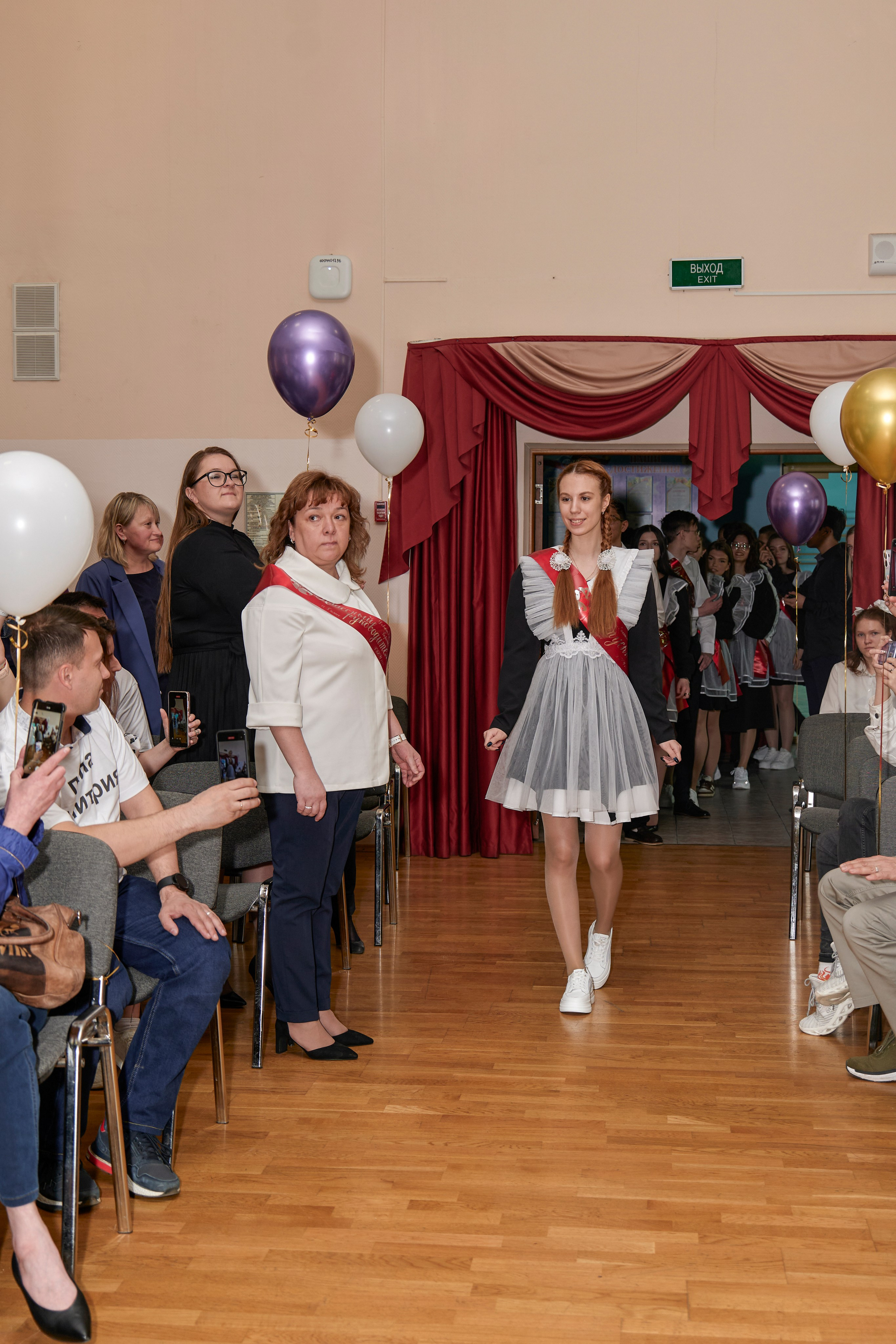 Последний звонок школа 1413. Детский и семейный фотограф г. Москва Оксана Катаджи