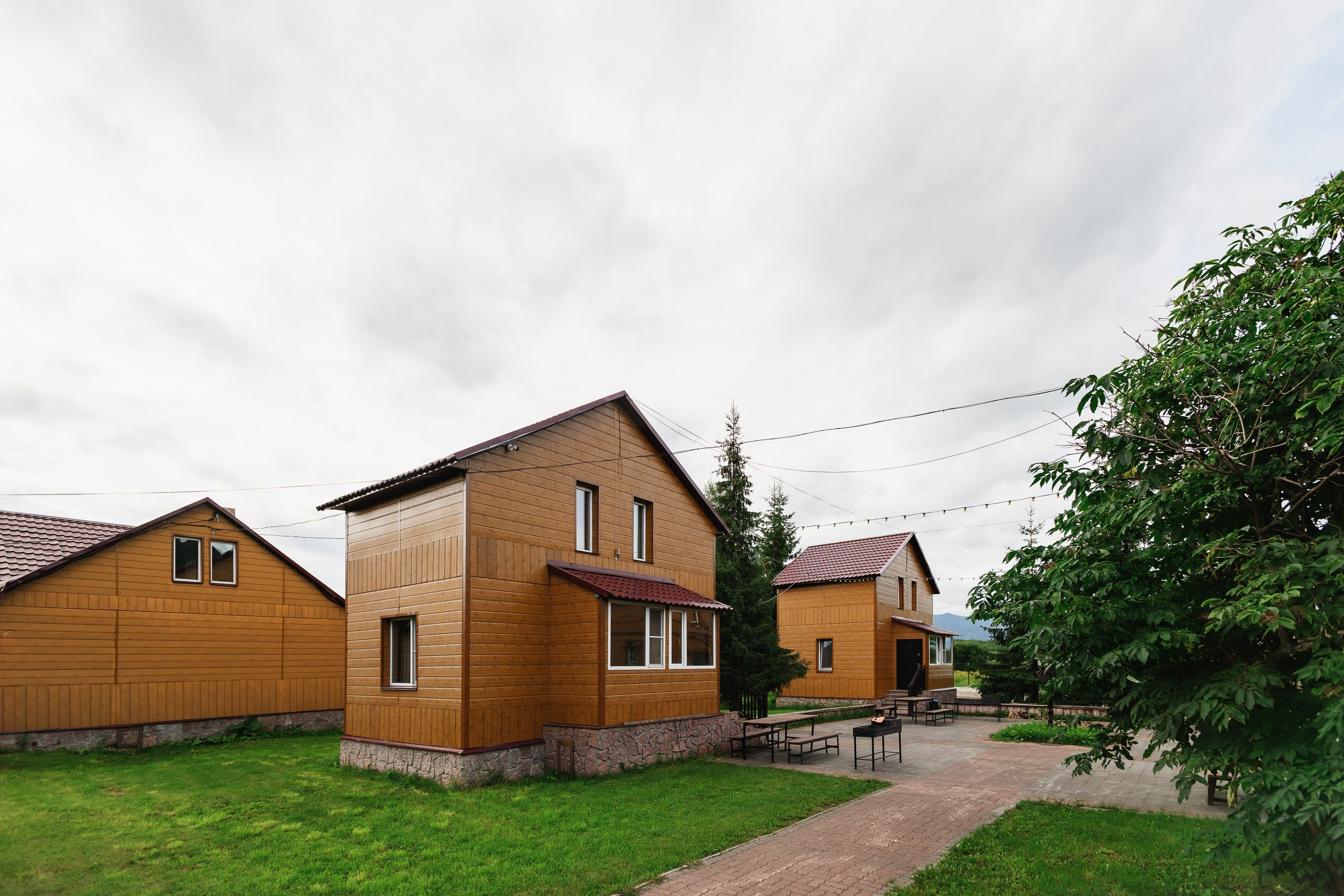 Фотосъемка домиков для отдыха в Петропавловске-Камчатском. Профессиональная фотосъемка интерьеров гостевых домов и баз отдыха на Камчатке. Детальные фотографии уютных номеров и живописного природного окружения. Цены на фотосъемку объектов туристического размещения в Петропавловске-Камчатском.