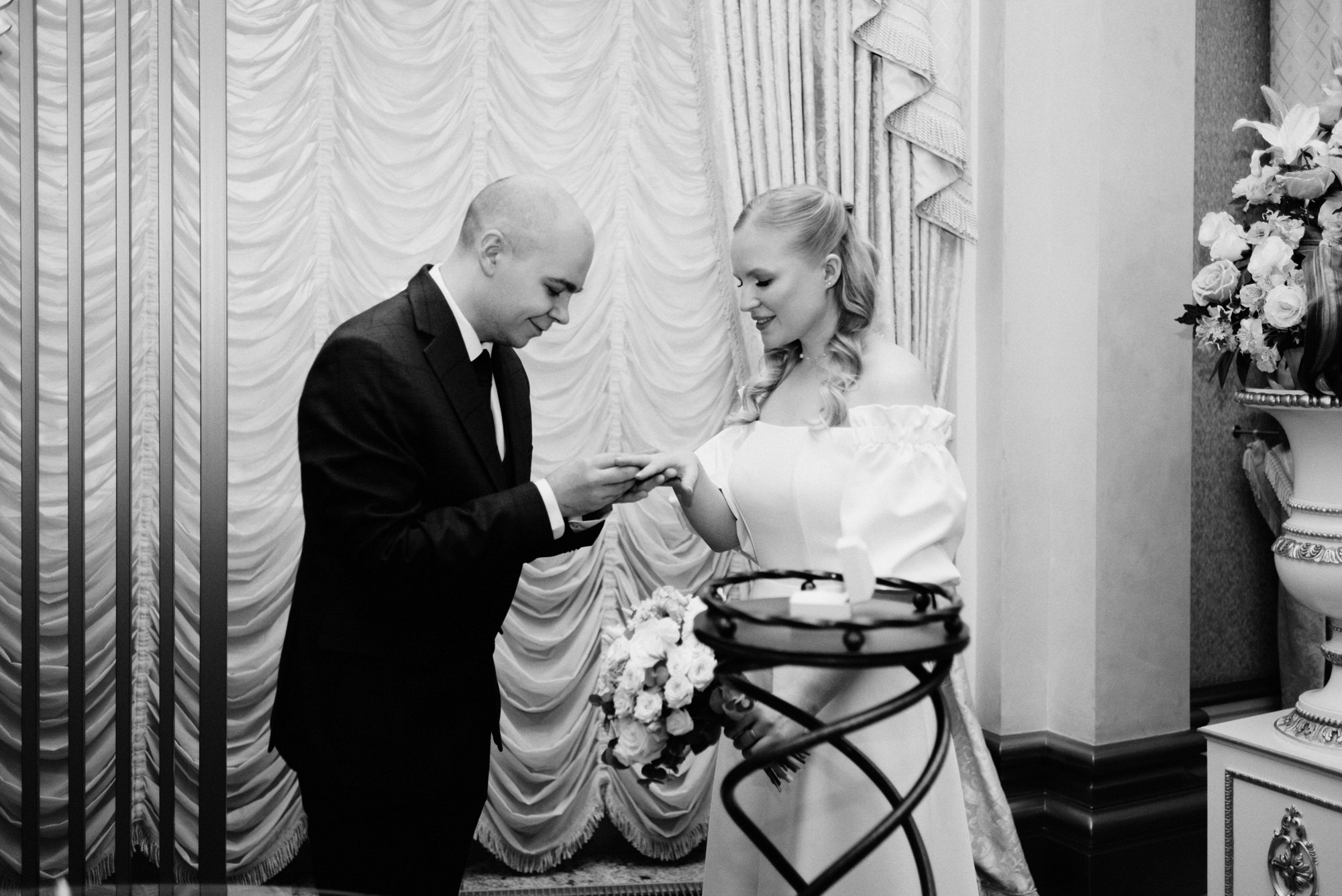 Свадебный фотограф в Тюмени — Фотосессия Максима и Лизы на крыше и в студии. Портретный фотограф Тюмень Дарья Мустафина