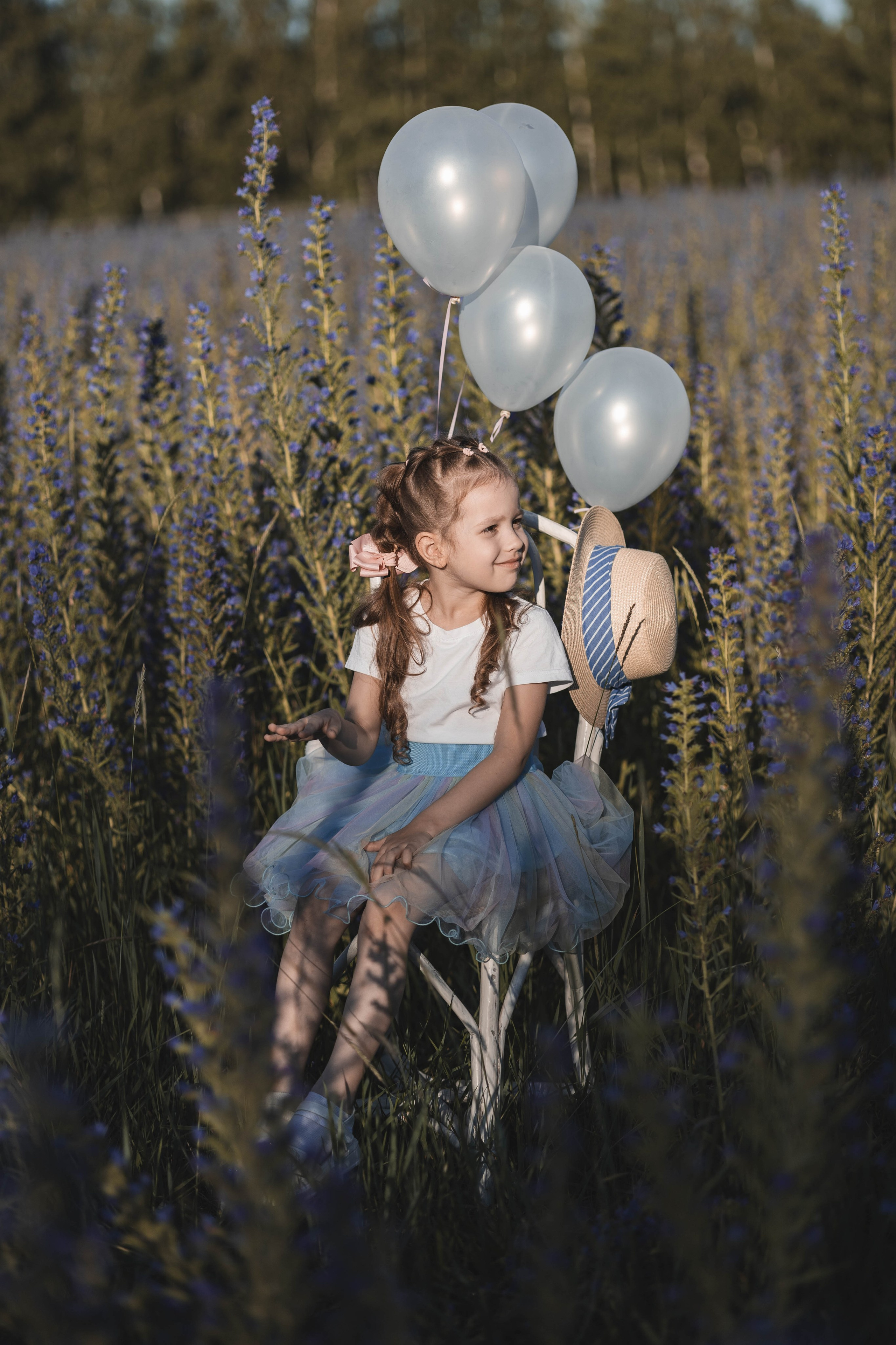 Внучка и бабуля прогулка на природе. Коммерческий фотограф