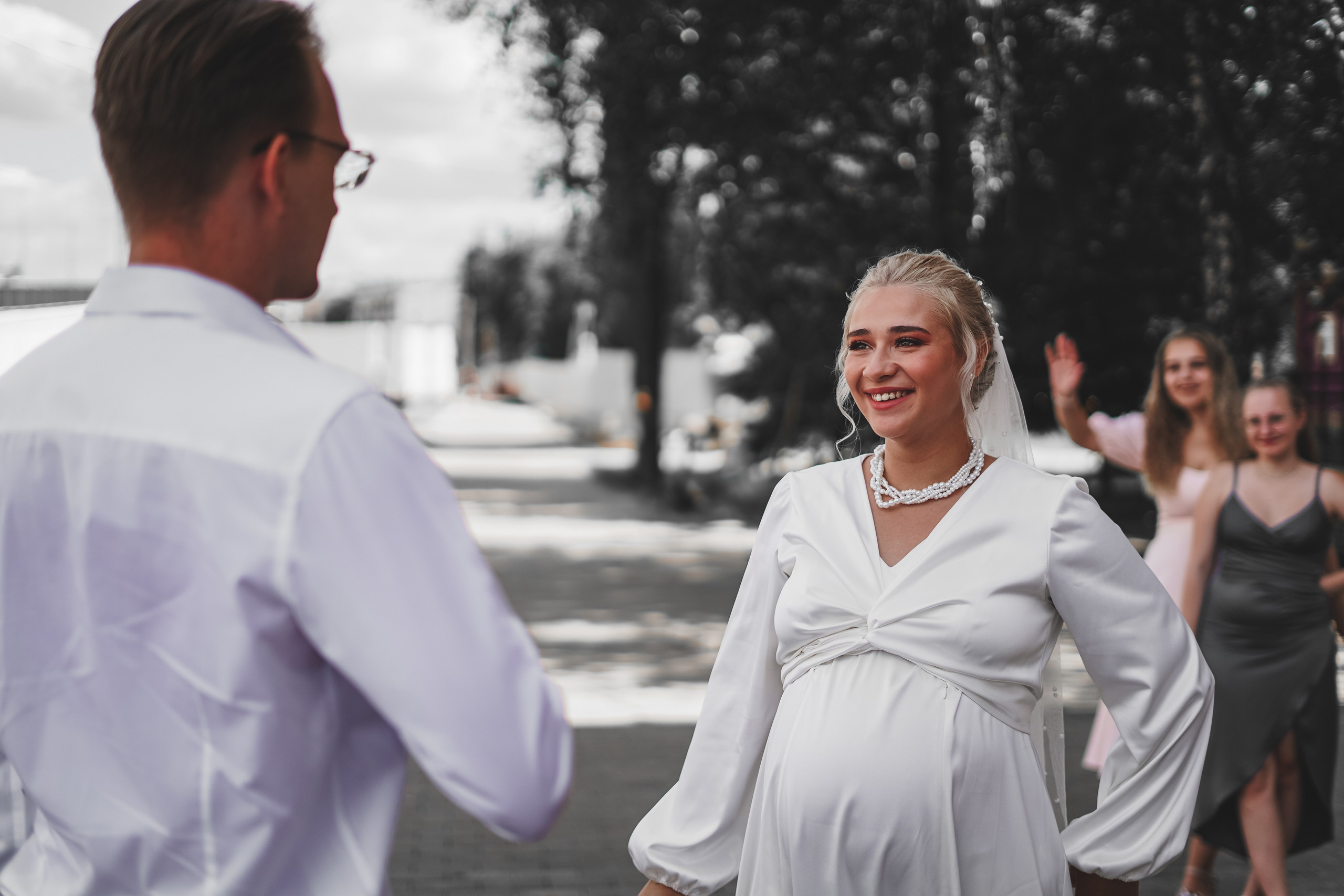 Невеста приветствует гостей