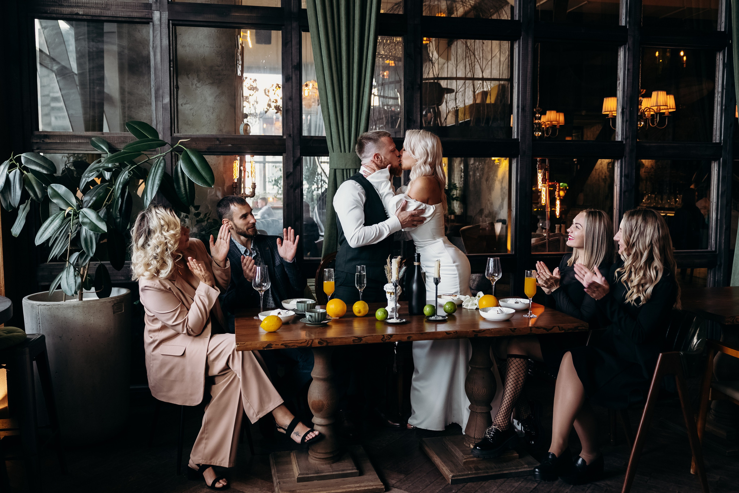 Александр и Елена (сборы, ресторан). Фотограф свадебный семейный в Красноярске Шукшина Наталья