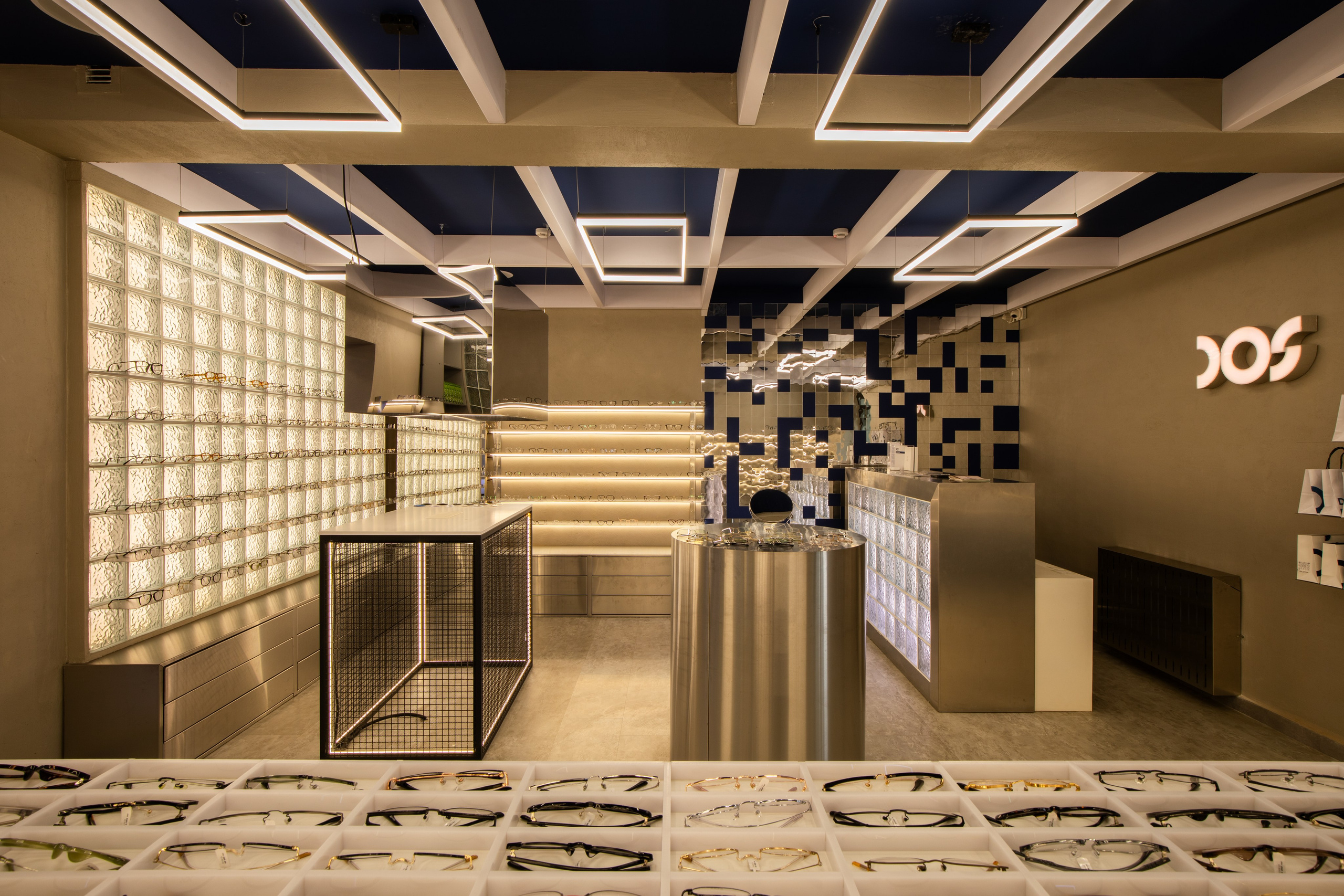 Интерьерная фотография стильного интерьера салона оптики