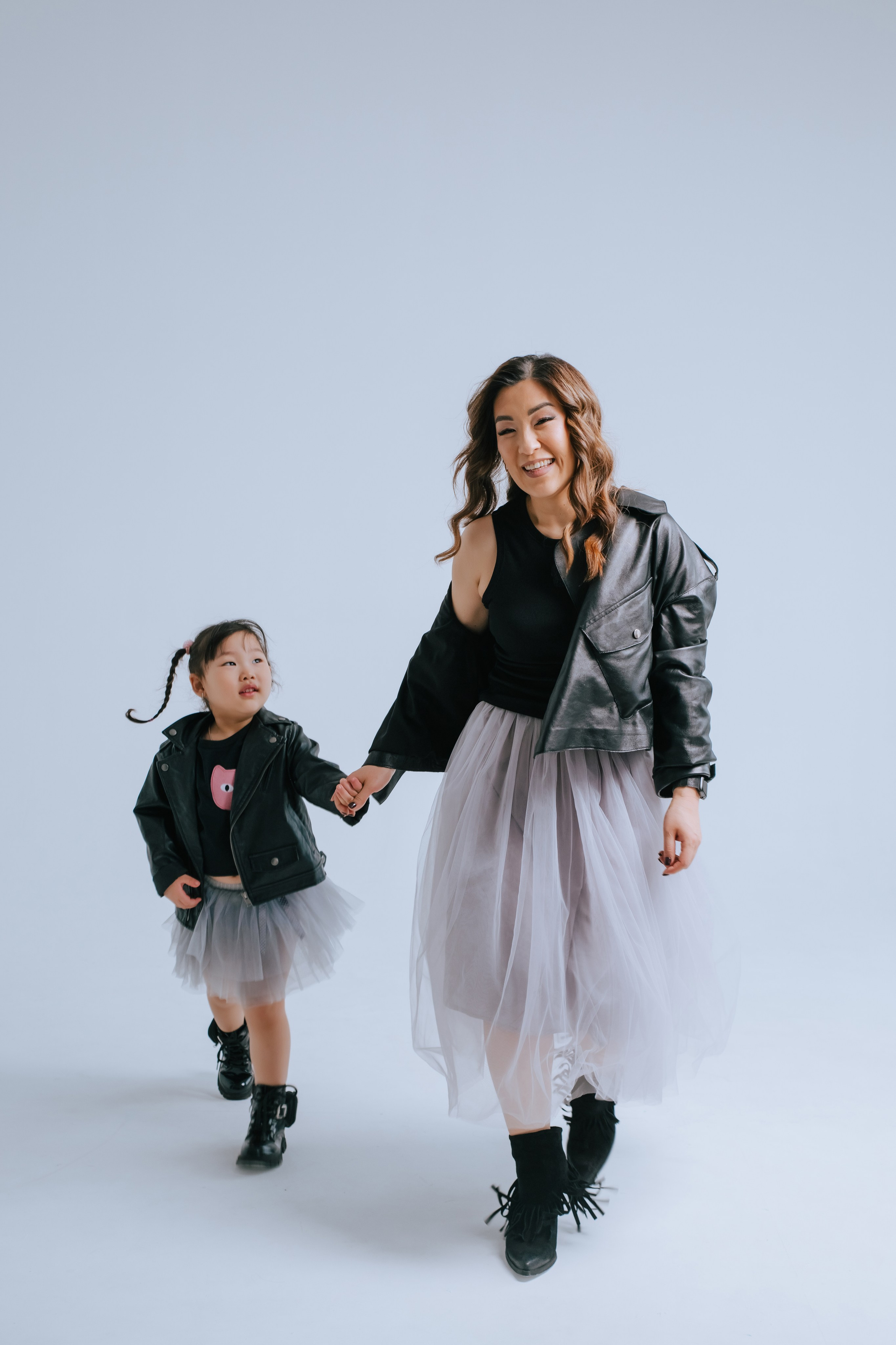 Ира и Аня. Фотограф Ярмишко Дарья. Выпускные фотокниги