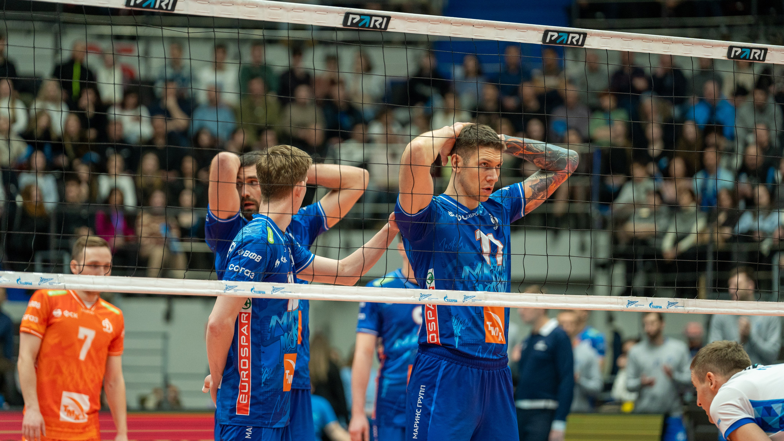 Репортажная спортивная фотосъёмка: напряжение игроков «Динамо» перед подачей «Зенита» в матче СПб — Москва, Санкт-Петербург.