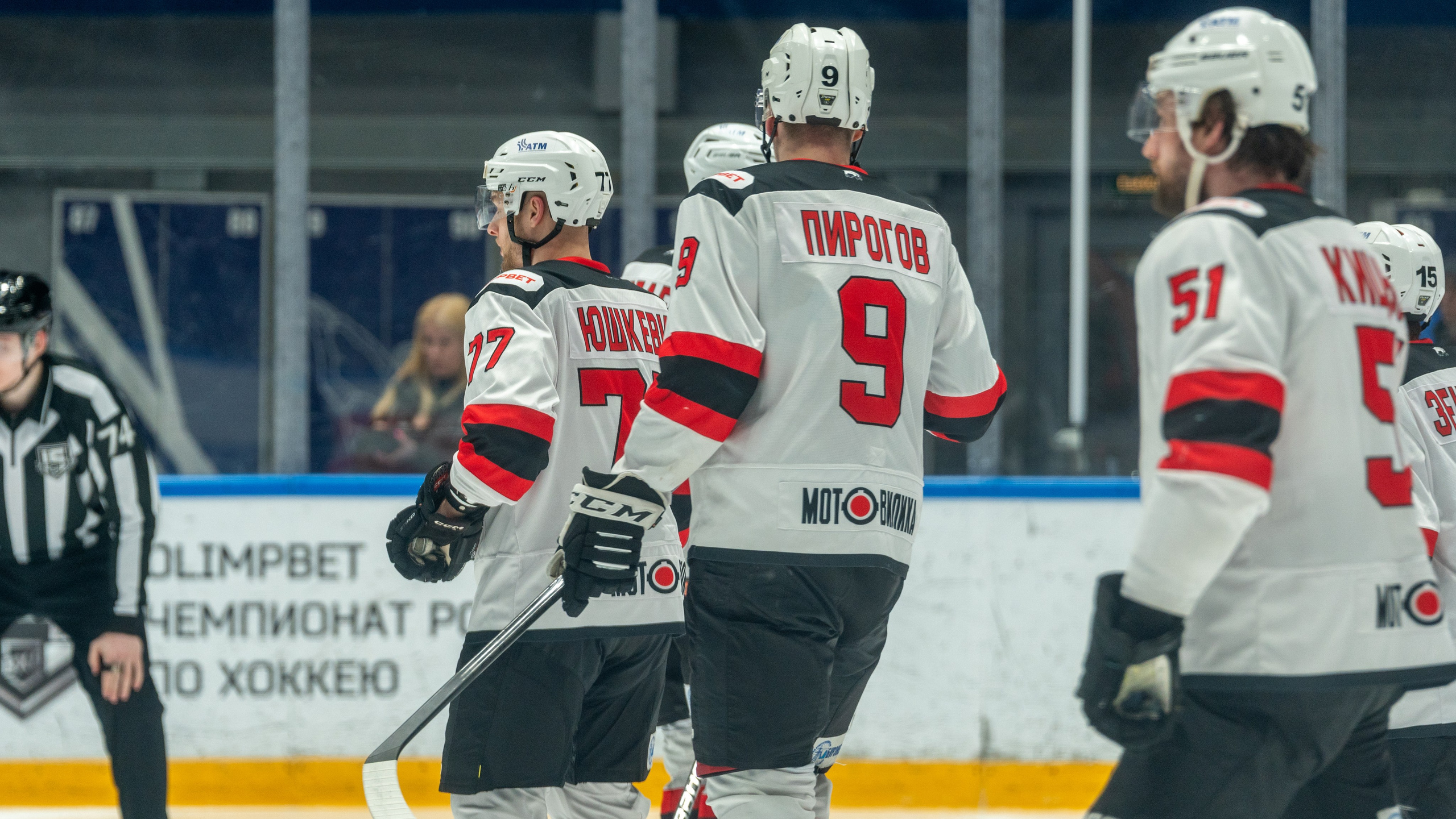 Игроки «Молота» (Пермь) готовятся к вбрасыванию в матче против «Динамо». Спортивная фотосъёмка, репортаж, Санкт-Петербург.