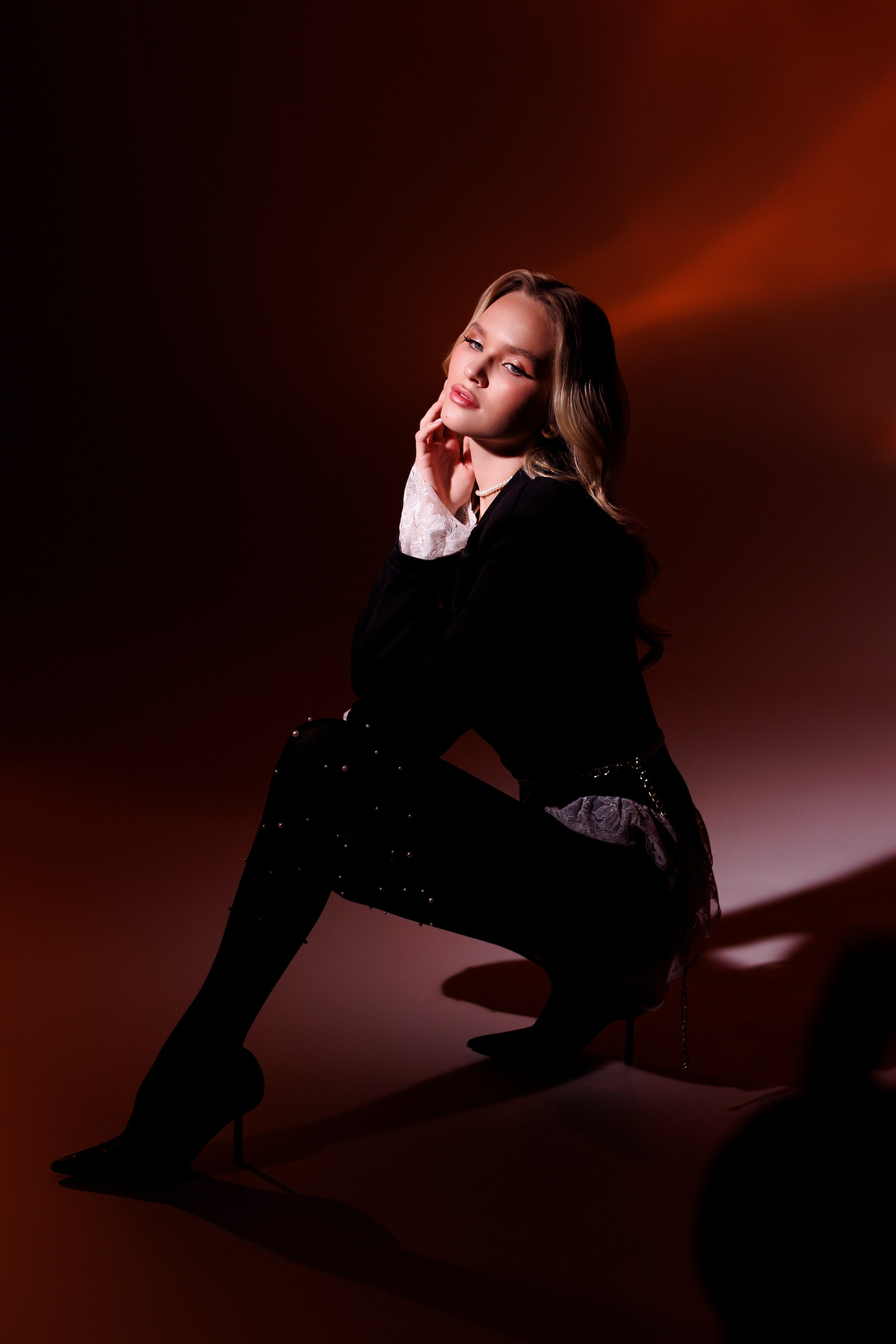 Фотосессия в студии. Я — фотограф, который помогает запечатлеть самые важные моменты вашей жизни!