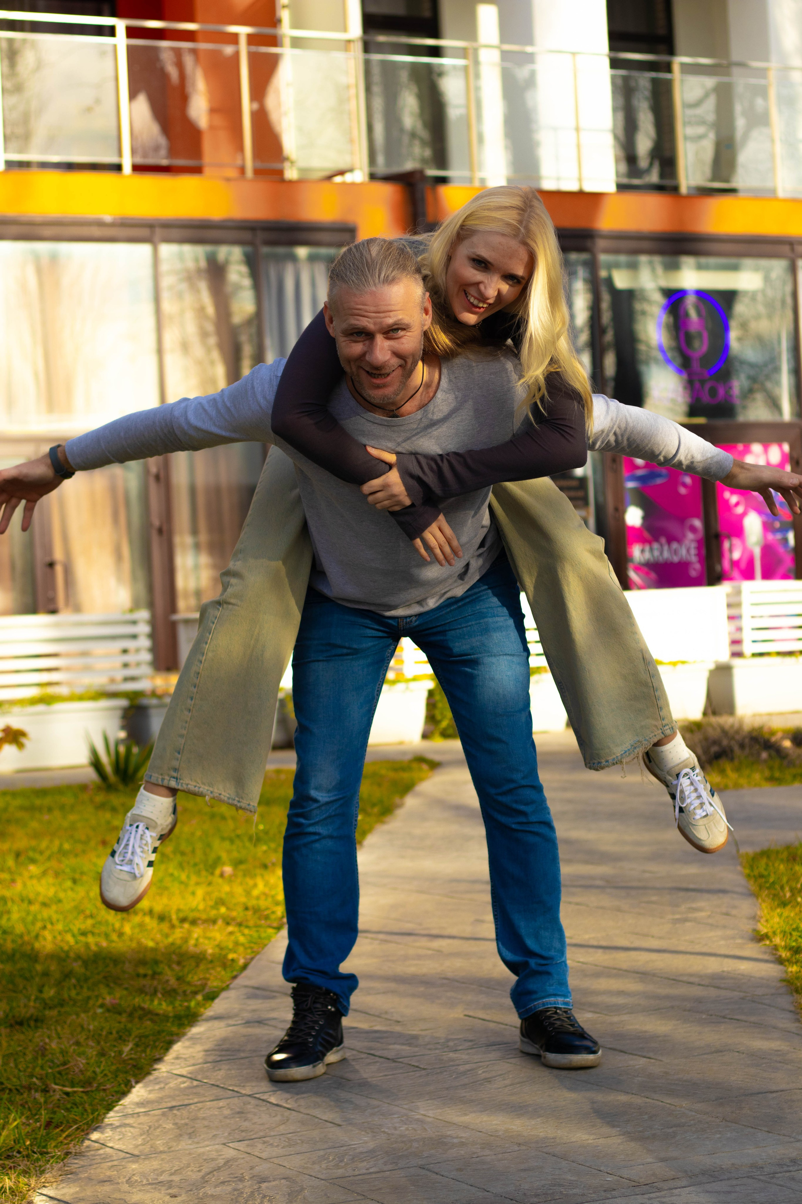 «Влюбленные в городе». Уличный фотограф Города N