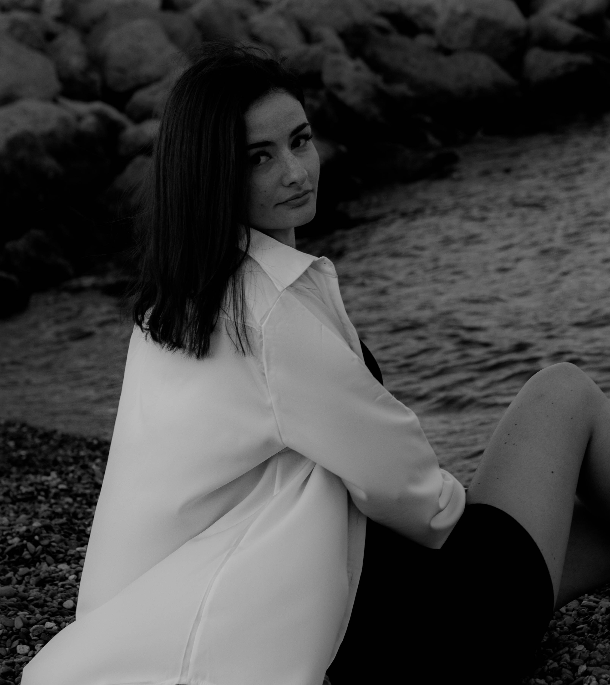 «Невесомость волн: девушка и море». Уличный фотограф Города N