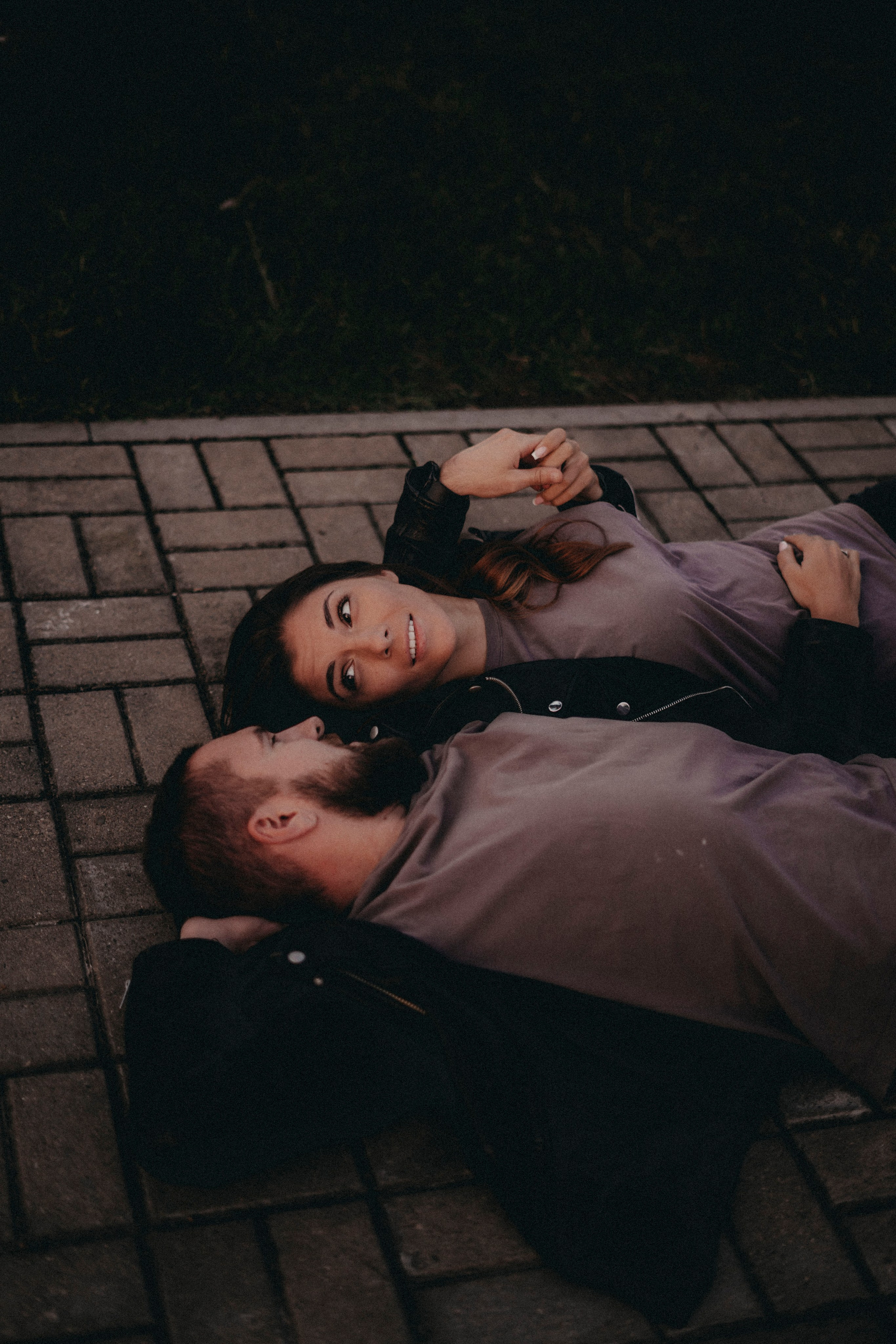 Влюбленные смотрят друг на друга