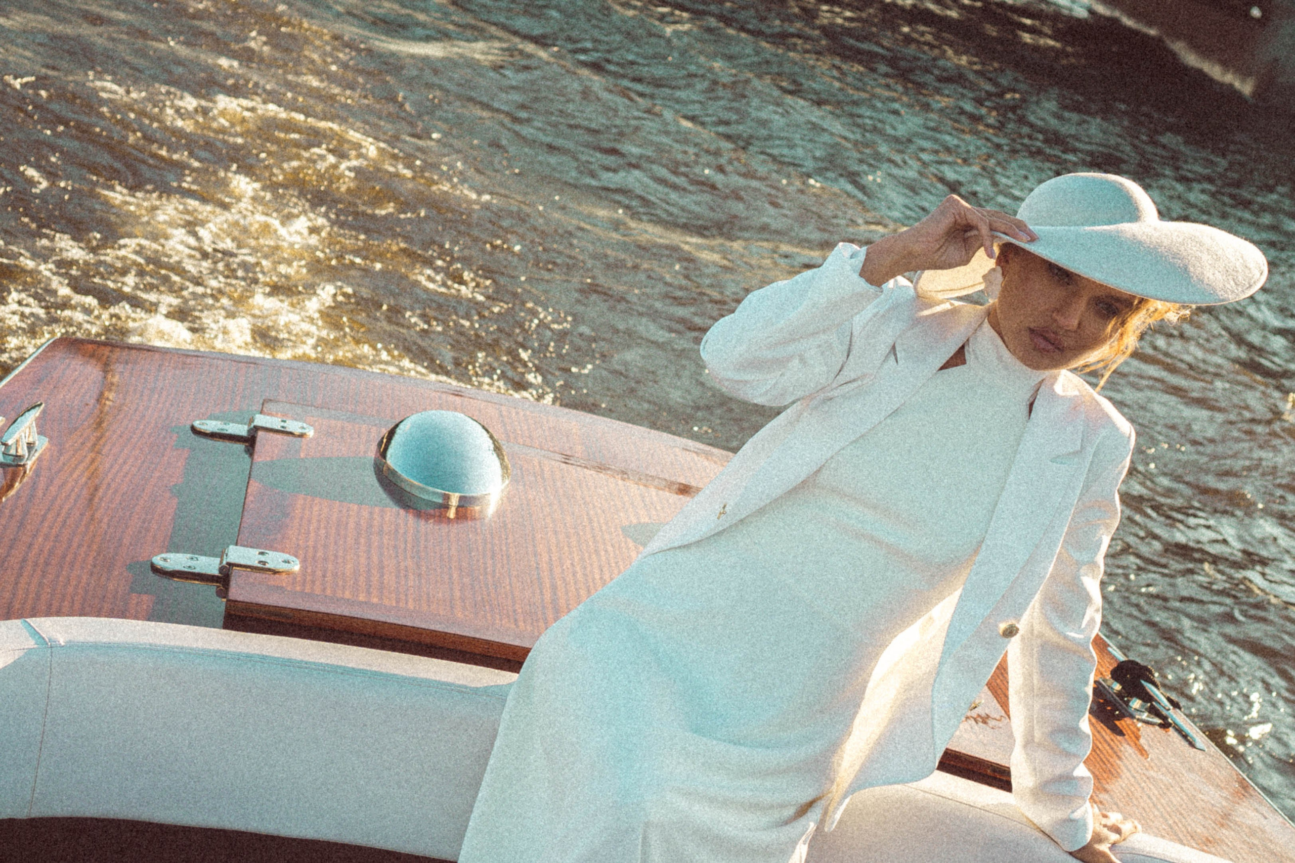 СВАДЕНБНАЯ СЬЕМКА НА КАТЕРЕ ПО КАНАЛАМ САНКТ-ПЕТЕРБУРГА И В АКВАТОРИИ НЕВЫ. Профессиональный фотограф, Санкт-Петербург — Виктория Богомолова