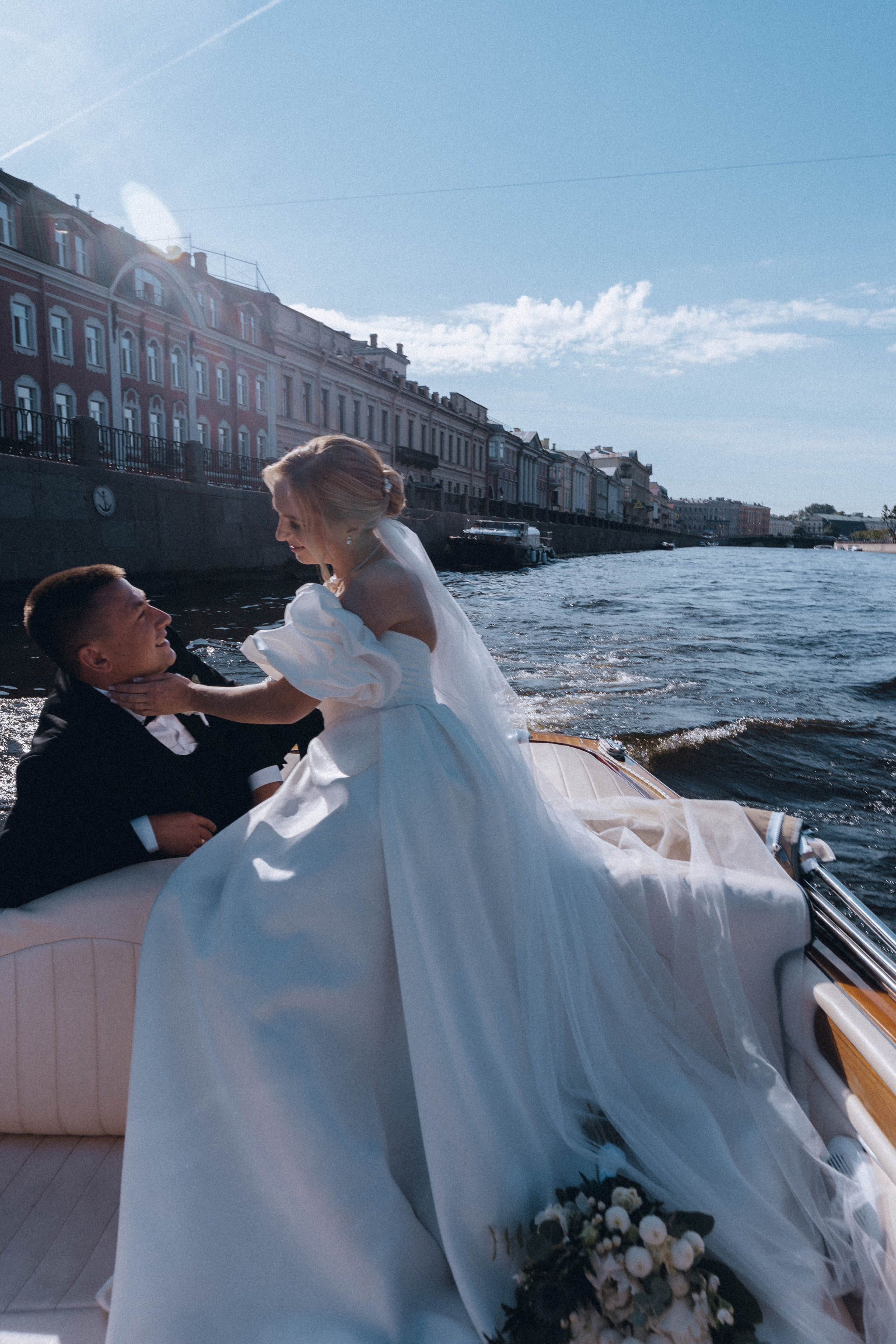 СВАДЕНБНАЯ СЬЕМКА НА КАТЕРЕ ПО КАНАЛАМ САНКТ-ПЕТЕРБУРГА И В АКВАТОРИИ НЕВЫ. Профессиональный фотограф, Санкт-Петербург — Виктория Богомолова