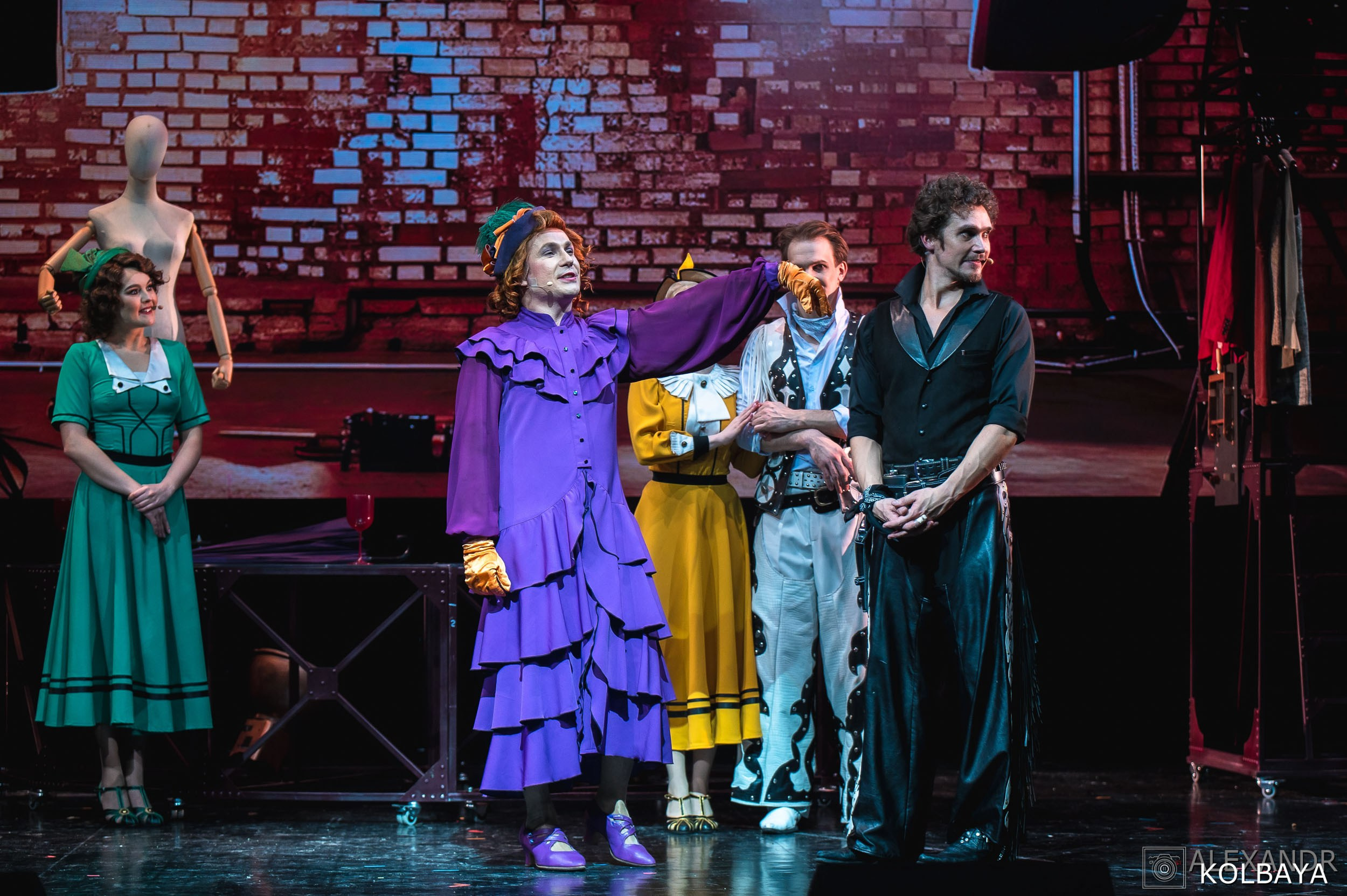 Фотографии со спектакля «Привет, я тетя Чарли». Концертный и театральный репортажный фотограф в Москве Александр Колбая