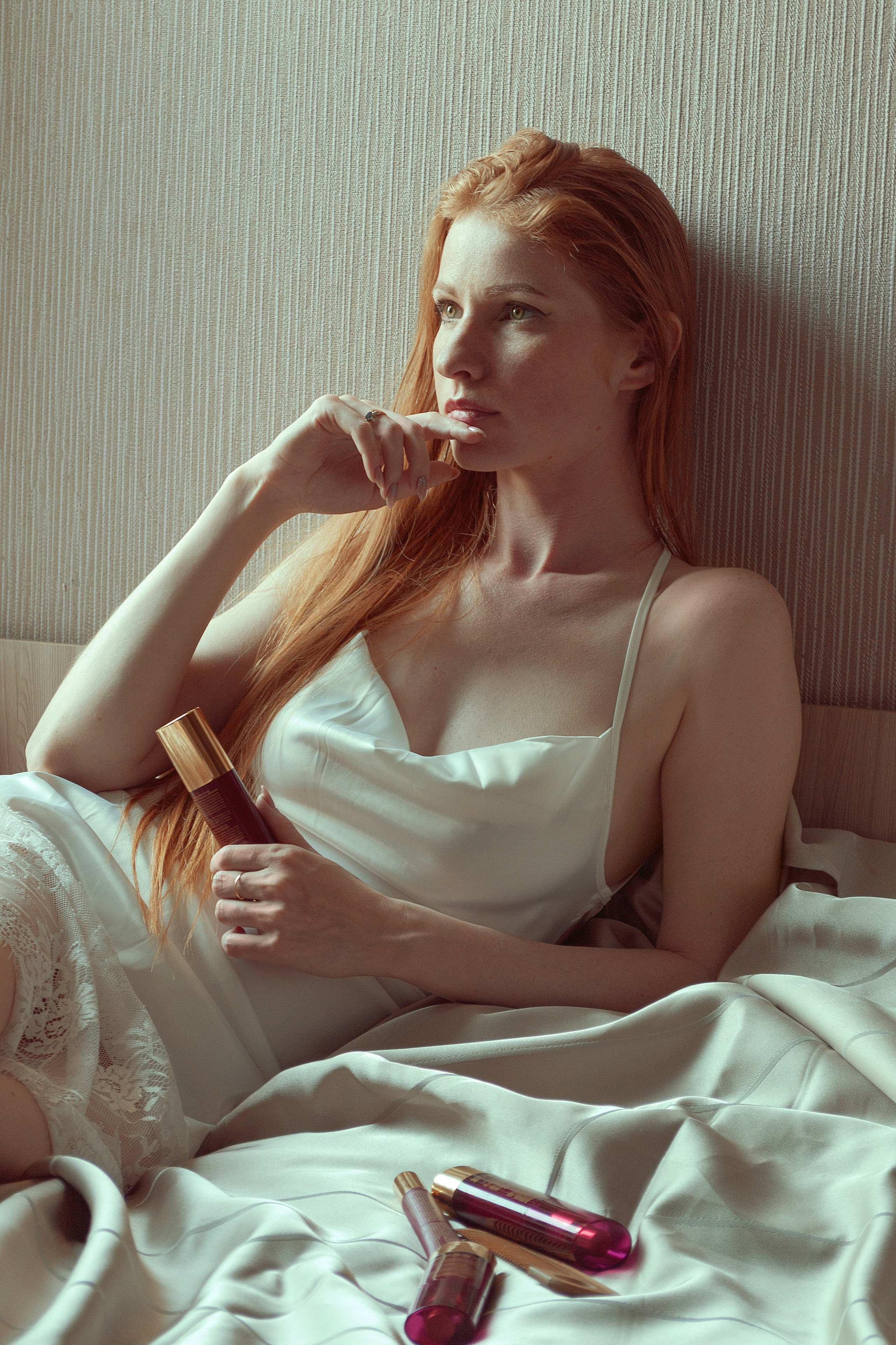 Женский портрет в помещении