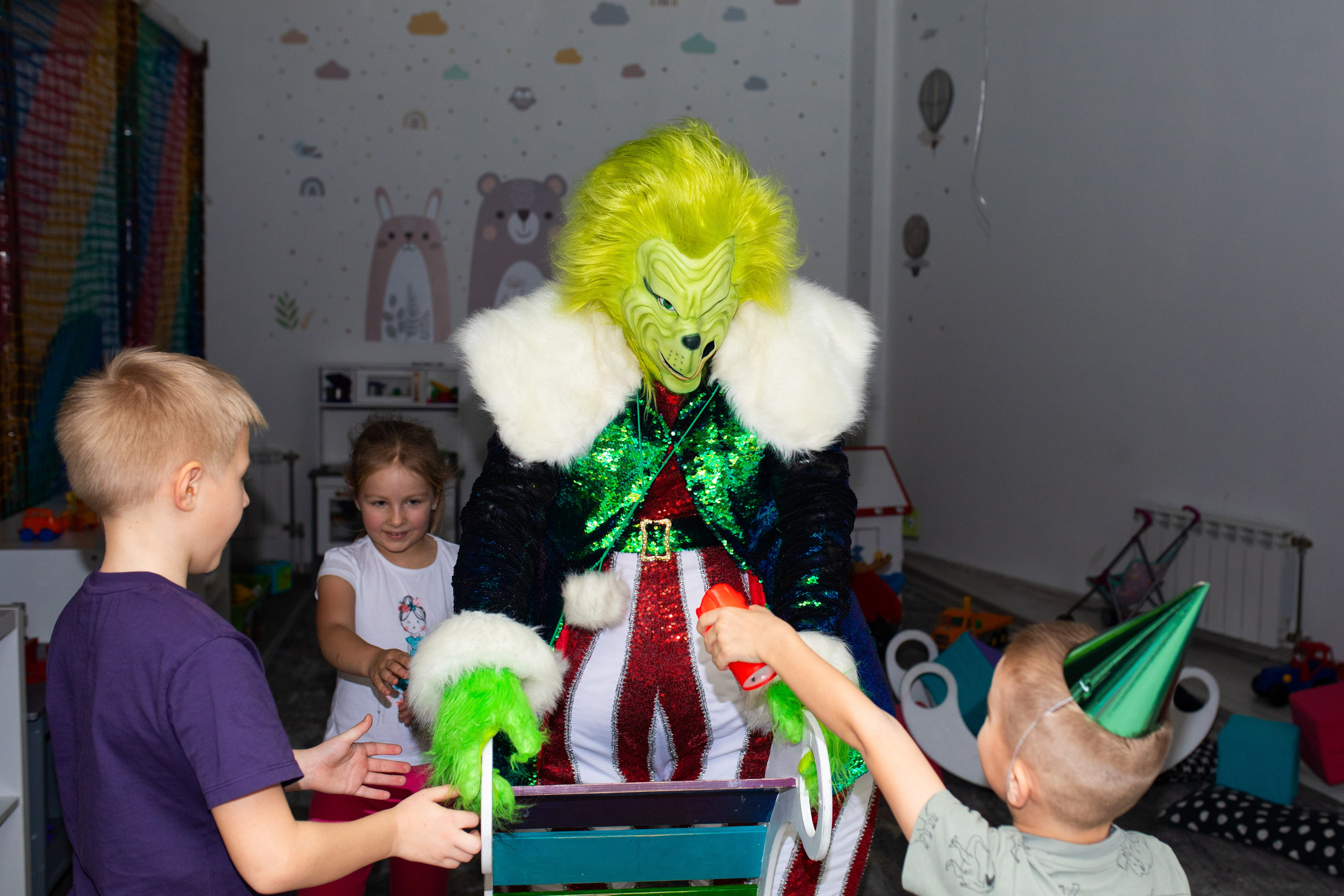 Гринч или как выключили свет в лофте вечером) атмосферные фото детского праздника со свечами и фонариками. Фотограф в Новосибирске Ася Зверева