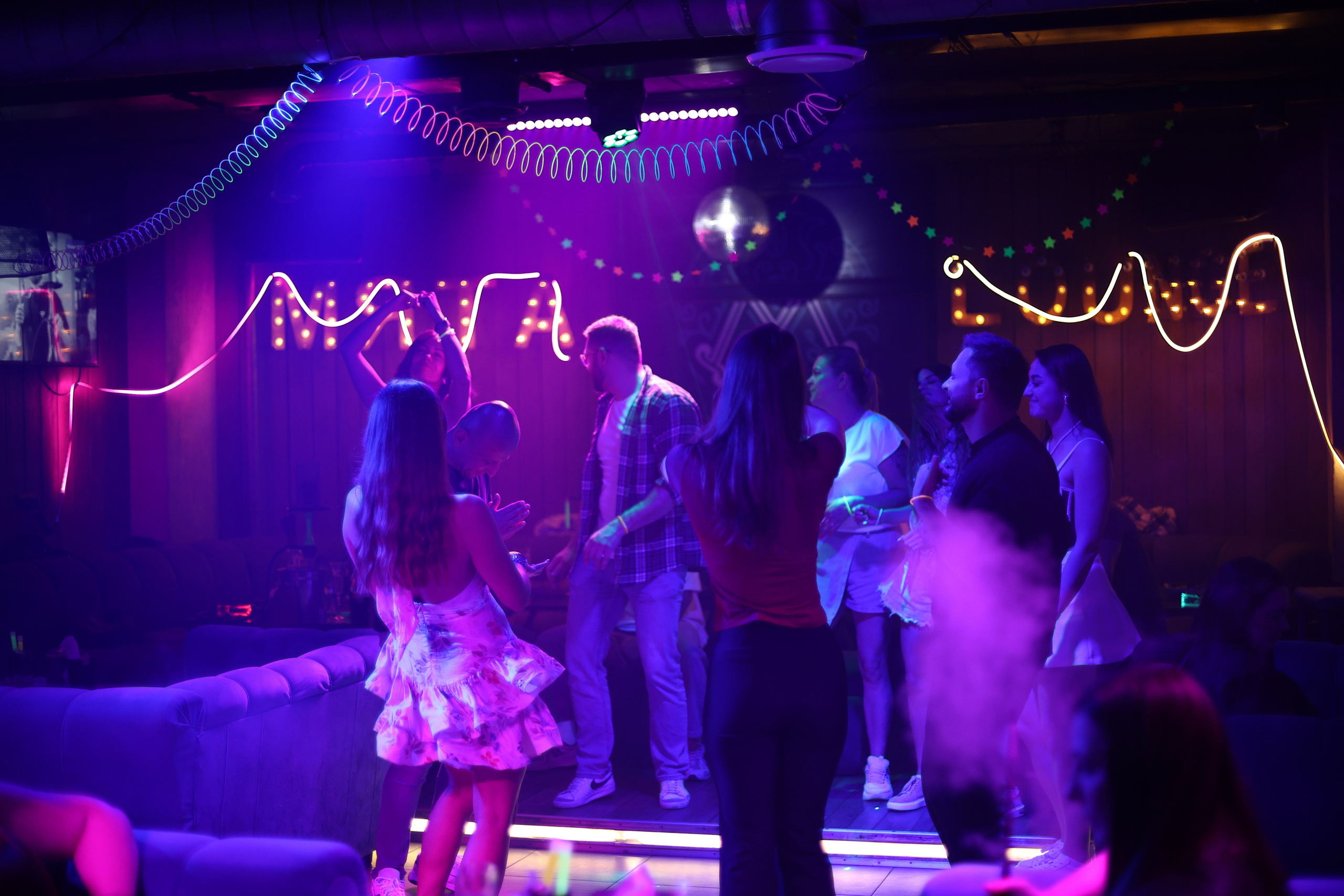 Neon Party 01.08.25. Мята Спортивная — Кальянная, караоке, бар в Минске
