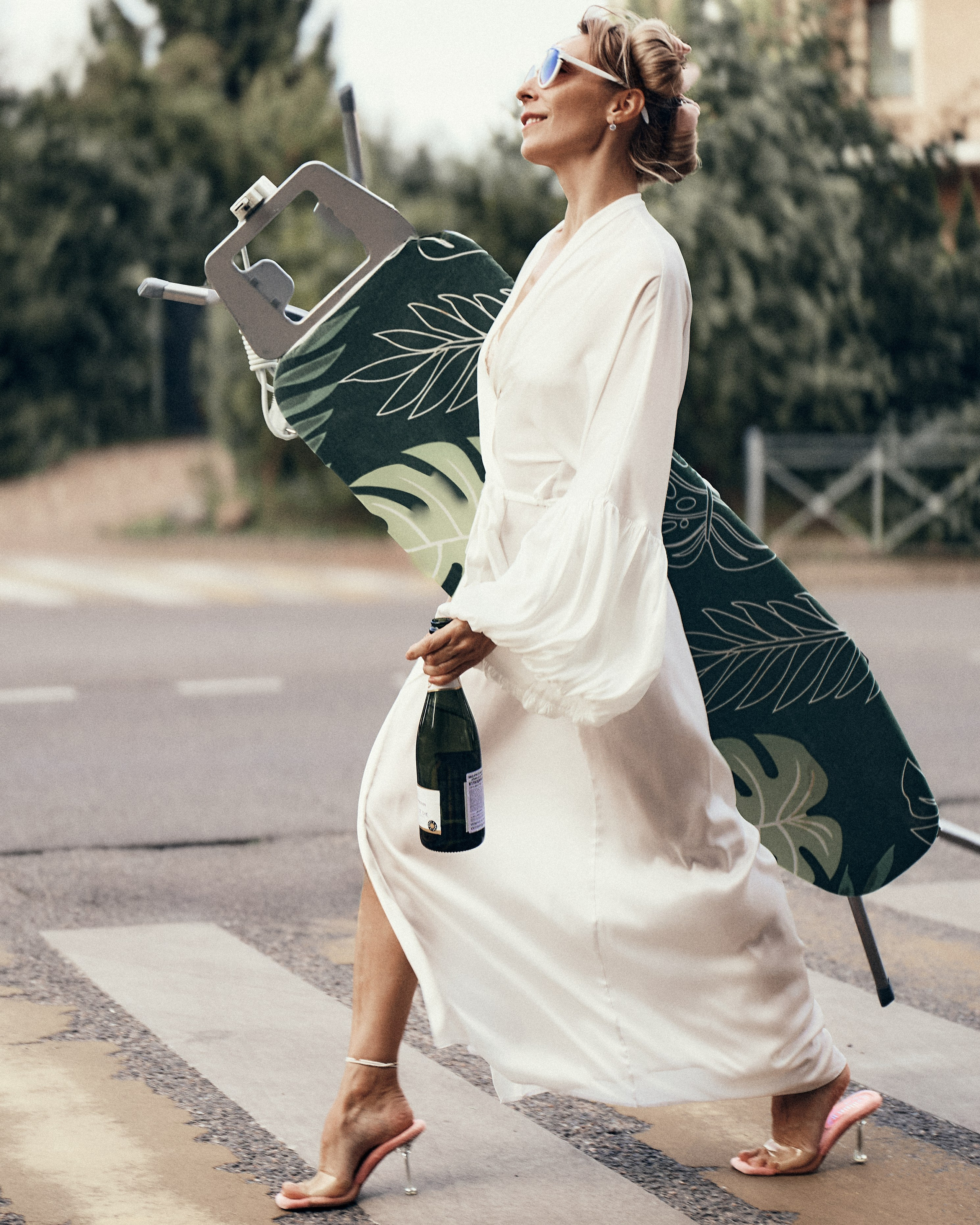 Уличная женская фотосъемка живые эмоции в Калининграде винный магазин ЖК Цветной бульвар Калининград 