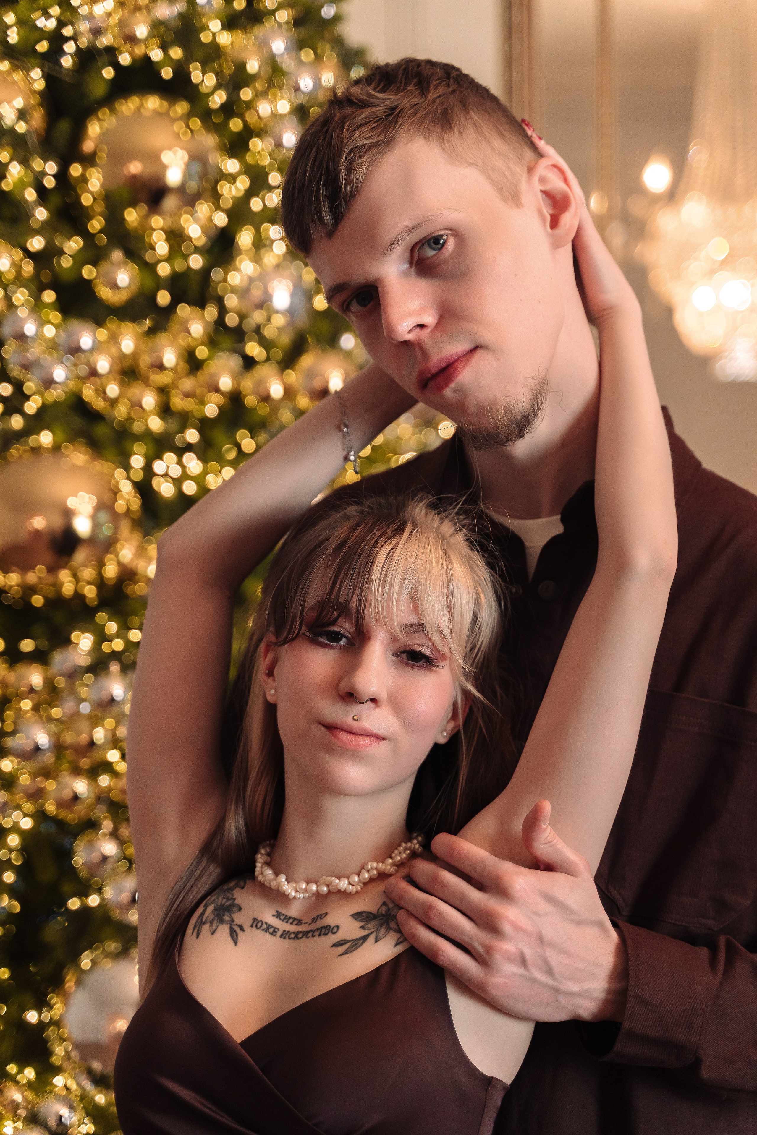 Зимняя фотосессия лавстори с предложением руки и сердца в фотостудии