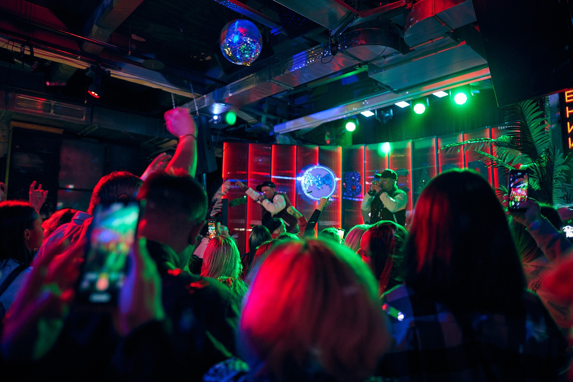 Фотограф на концерте группы «Мальчишник» — репортажная съёмка в баре. Репортажный фотограф в Москве — Дмитрий Тарасов | Съёмка мероприятий, концертов, корпоративов