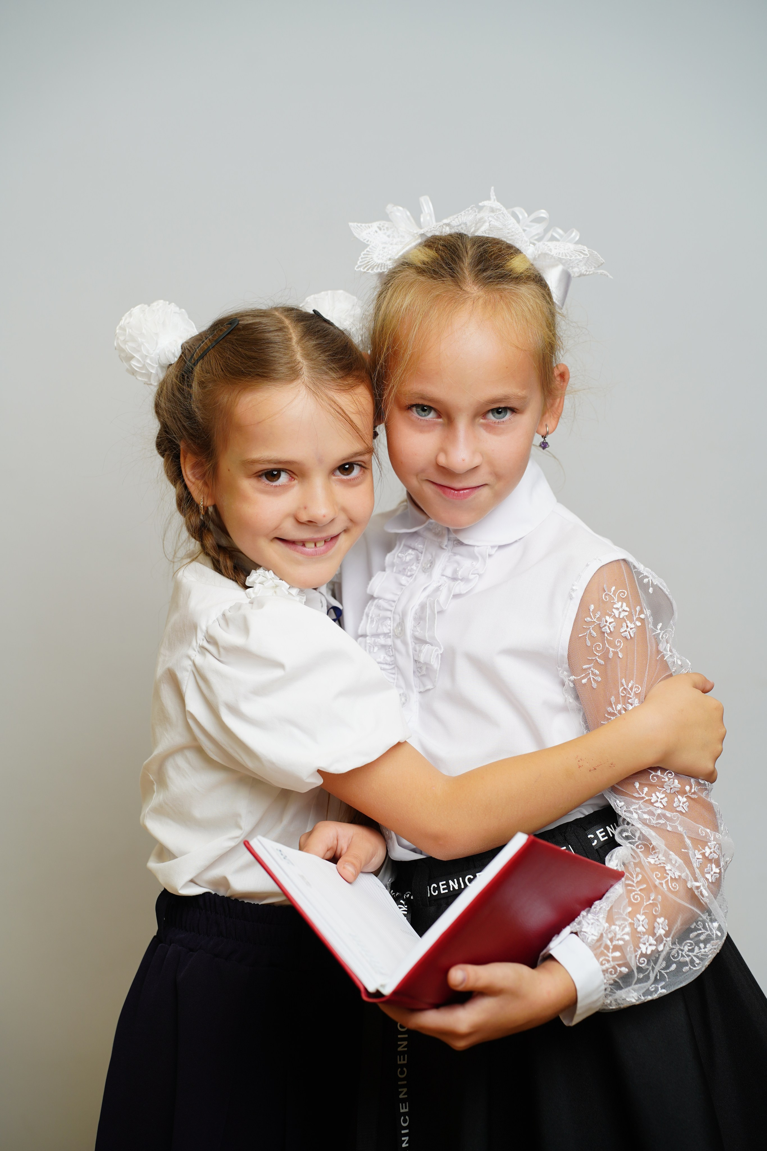 Фото с другом. MEMENTO.Выпускные альбомы, школьные, юбилейные и другие книги. Ростов-на-Дону