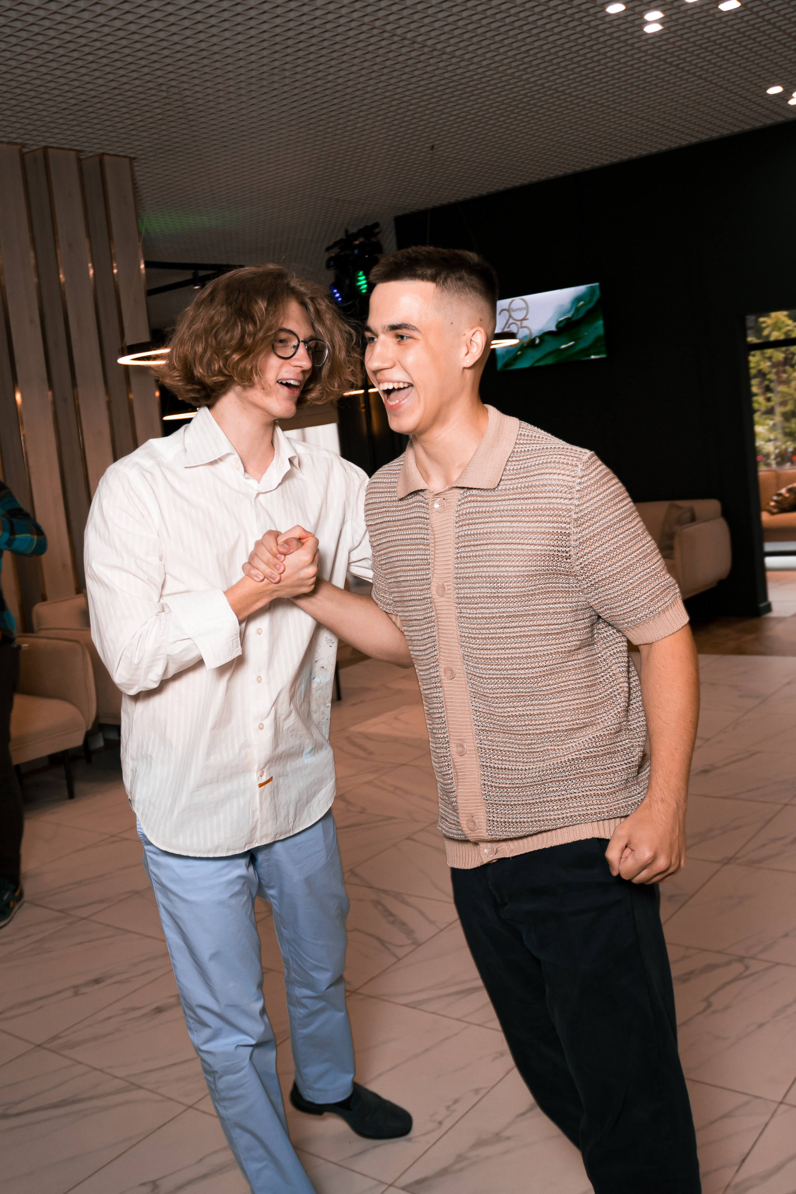 НА МНЕ ЛЕНТА «ВЫПУСКНИК»