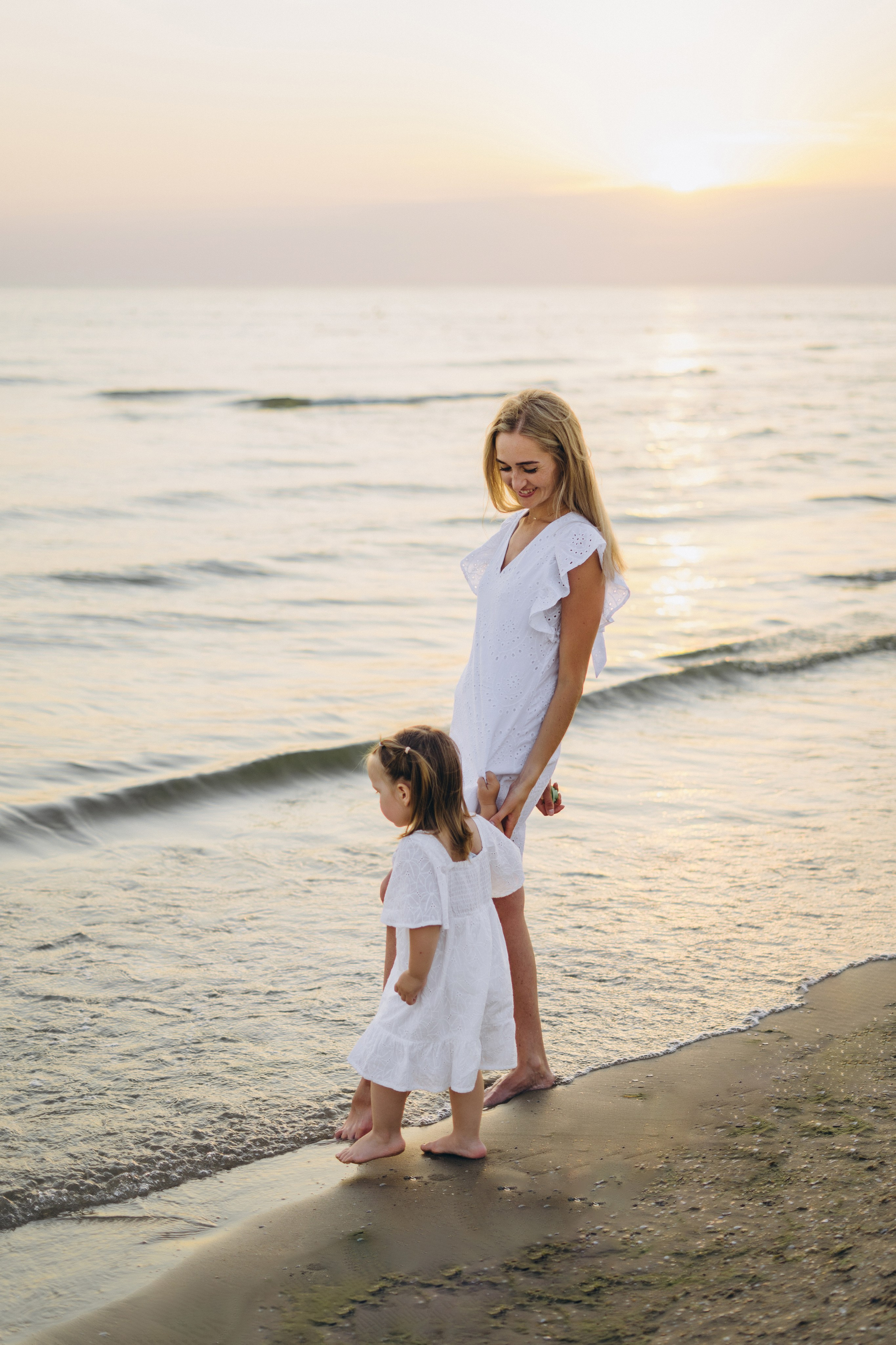 Фотограф Голубицкой сделал кадр - семейный пикник с арбузом на берегу, фотограф Голубицкая