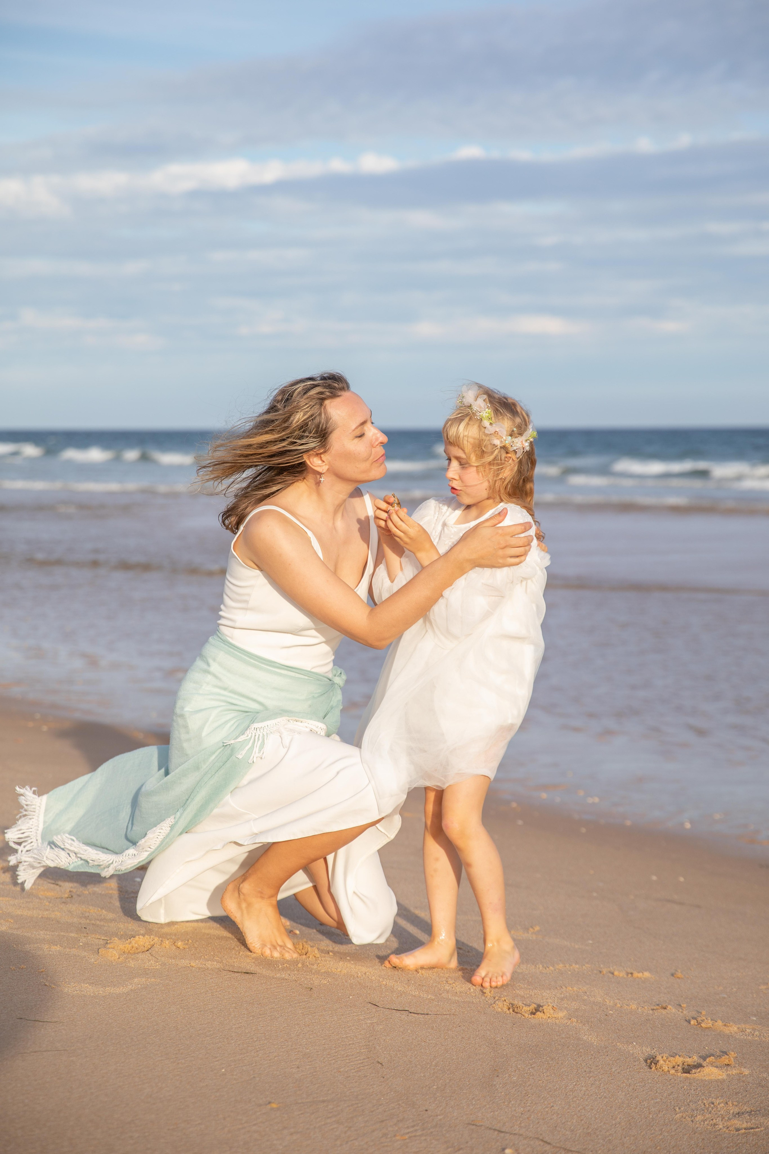 Family on the ocean. Professional Photographer in Portugal. Oksana Lomnova