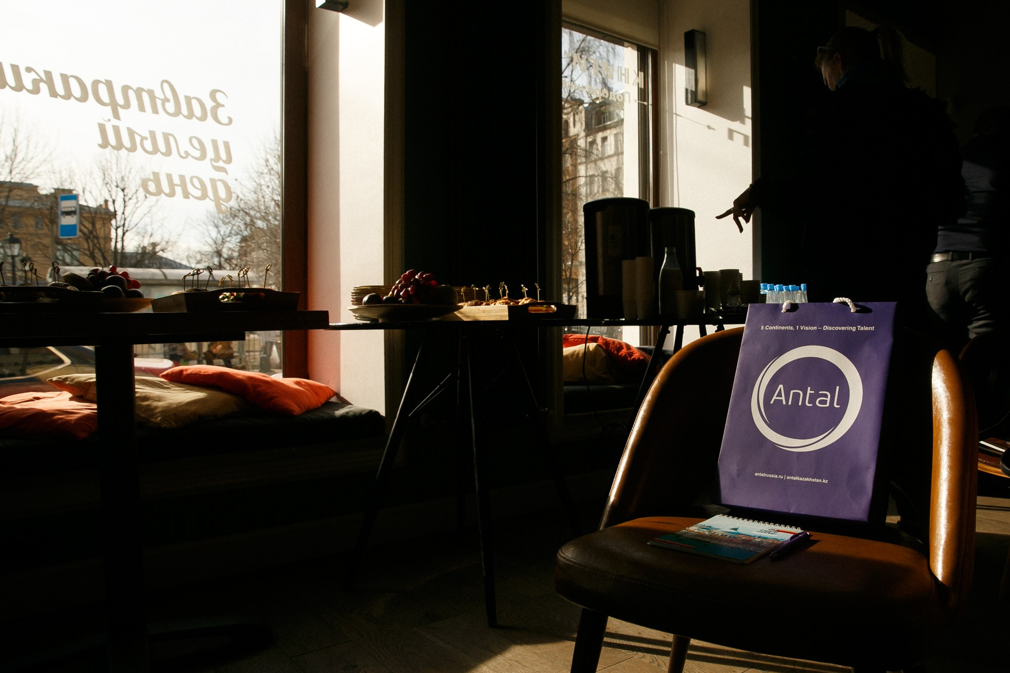 «КНИГИ И КОФЕ». Рабочая сторона — бизнес портрет и репортаж в Санкт-Петербурге