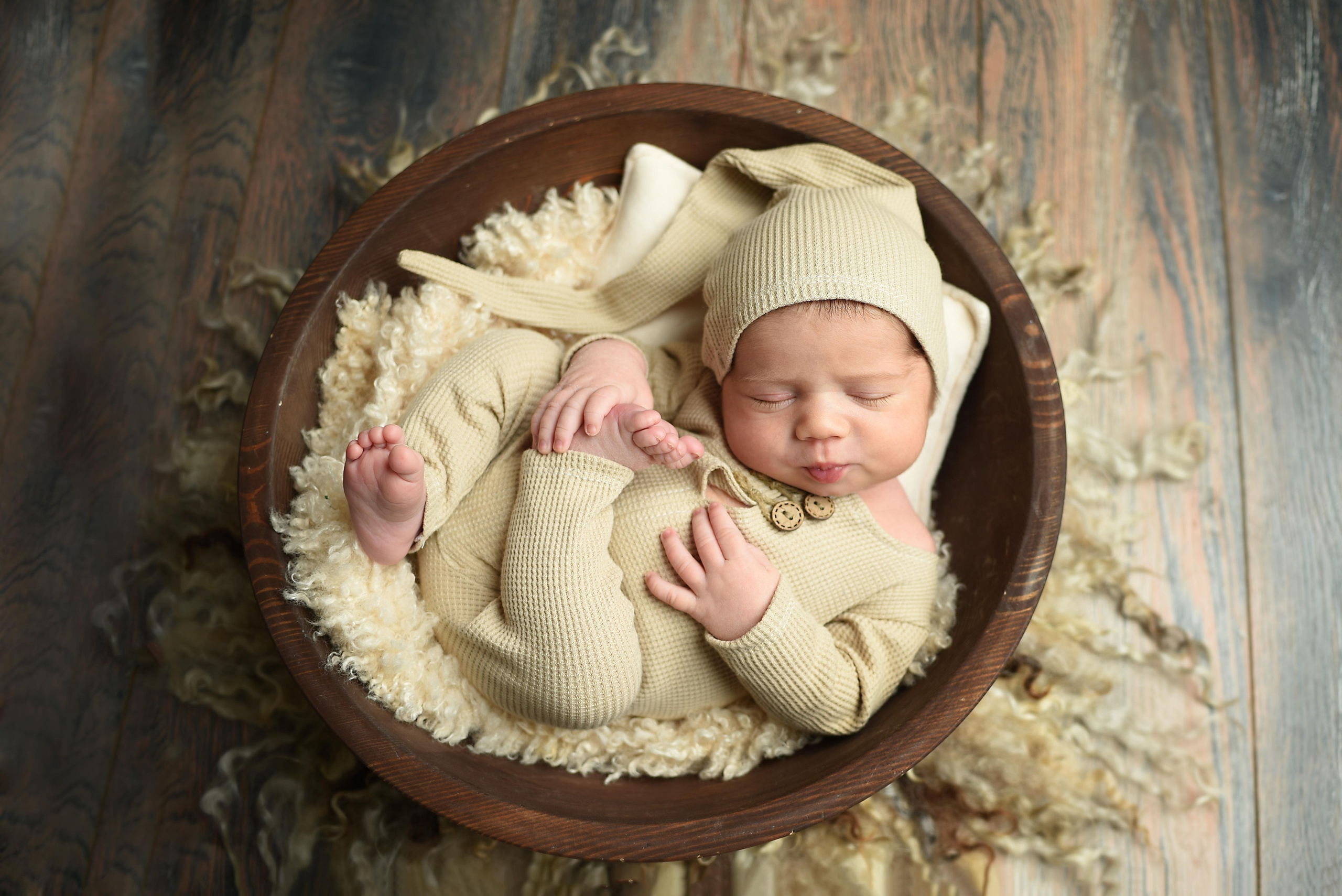 Ньюборн Крепыш малыш Эмиль. Фотограф новорожденных в Нижневартовске Лара Курдюкова