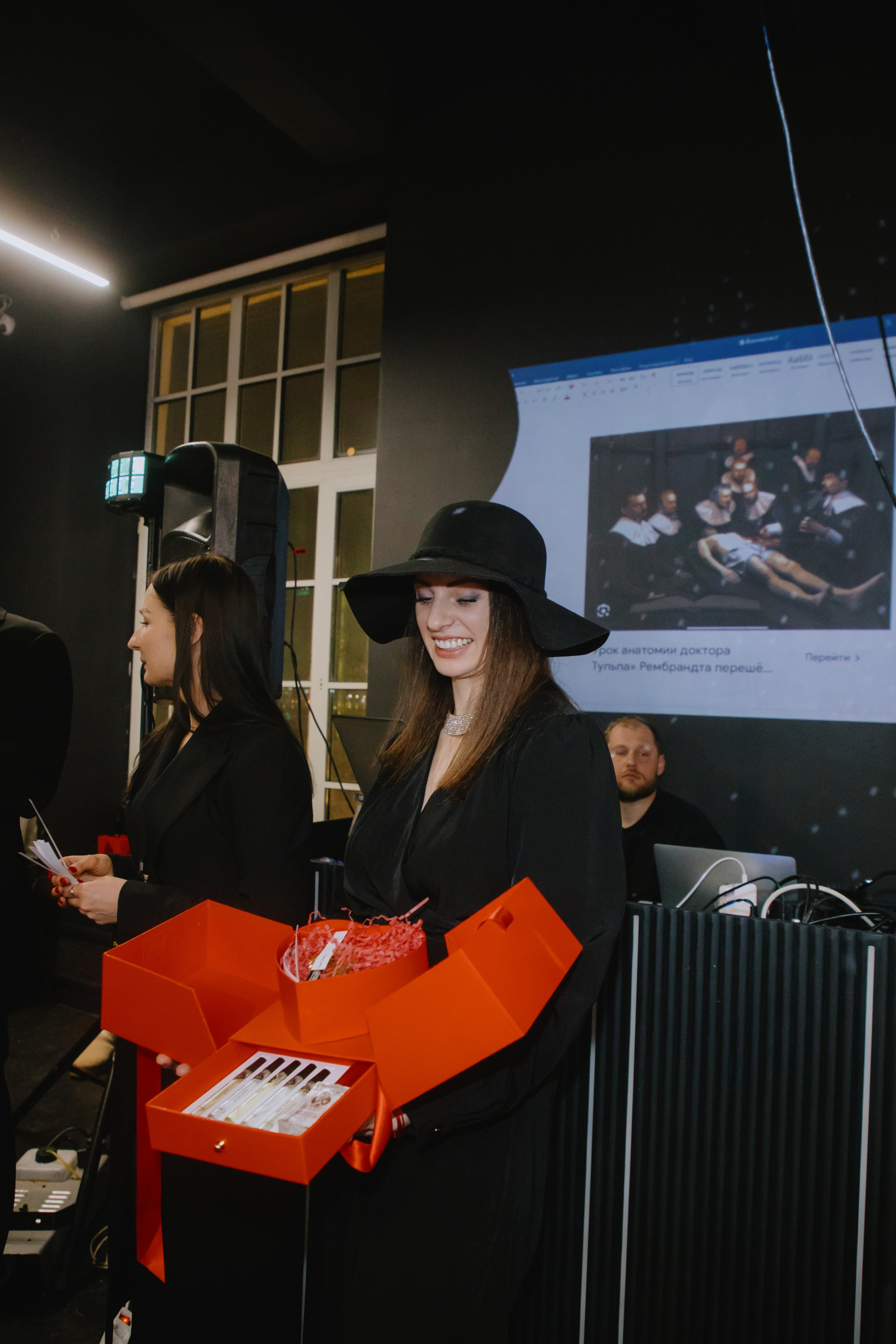 See `You Perfume. Фотограф в Москве и Санкт-Петербурге Дарина